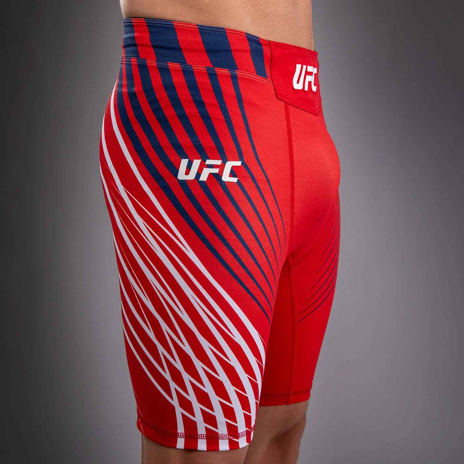 VENUM／ヴェナム　バーリトゥードショーツ　　Official UFC Freedom 250 by Venum Authentic Fight Night Men's Red Vale Tudo Short／オフィシャル UFC フリーダム 250 by ヴェナム オーセンティック ファイトナイト メンズ バーリトゥードショーツ（レッド）