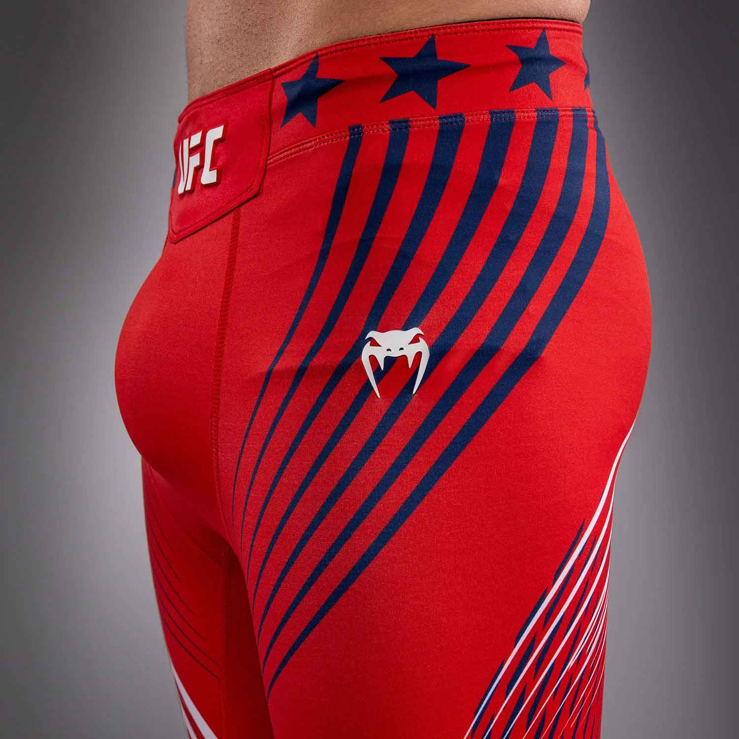 VENUM／ヴェナム　バーリトゥードショーツ　　Official UFC Freedom 250 by Venum Authentic Fight Night Men's Red Vale Tudo Short／オフィシャル UFC フリーダム 250 by ヴェナム オーセンティック ファイトナイト メンズ バーリトゥードショーツ（レッド）