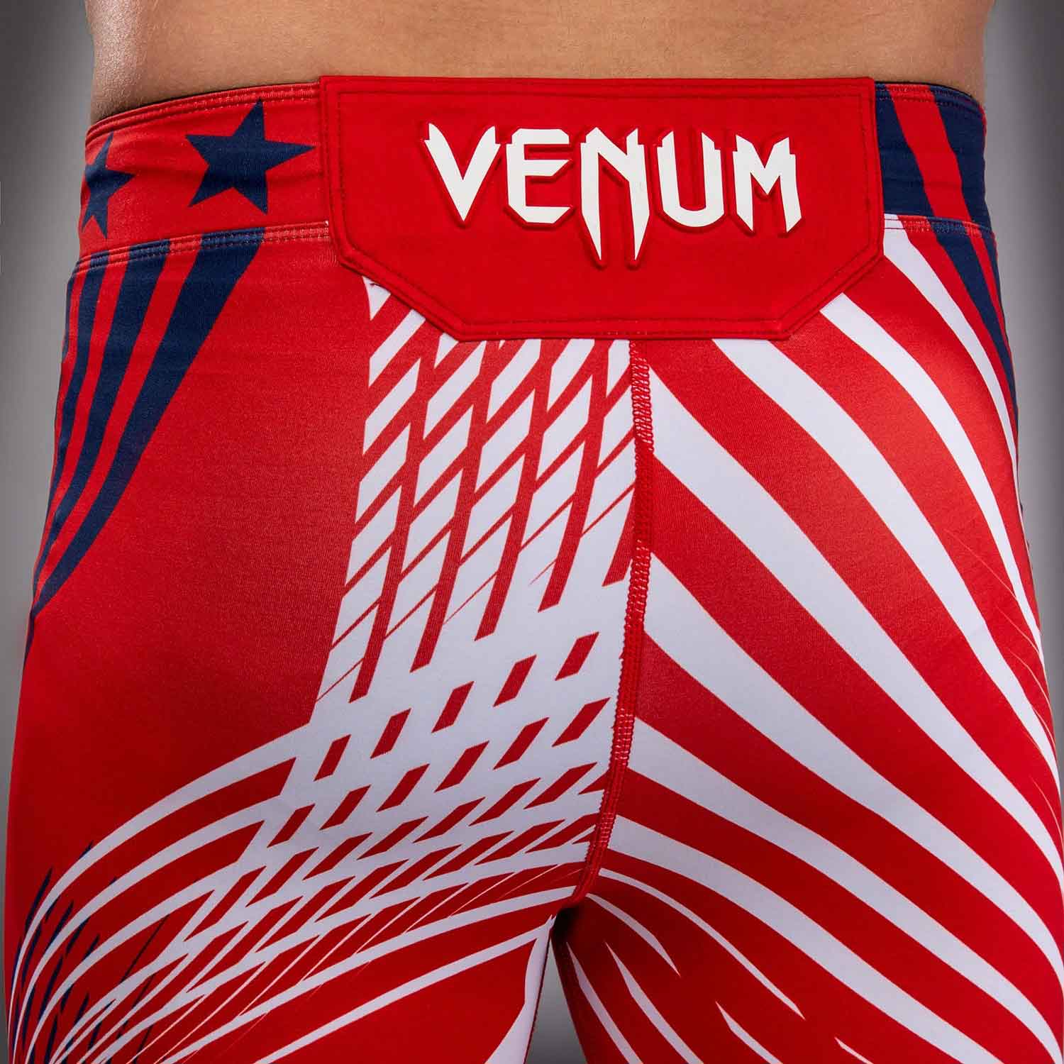 VENUM／ヴェナム　バーリトゥードショーツ　　Official UFC Freedom 250 by Venum Authentic Fight Night Men's Red Vale Tudo Short／オフィシャル UFC フリーダム 250 by ヴェナム オーセンティック ファイトナイト メンズ バーリトゥードショーツ（レッド）