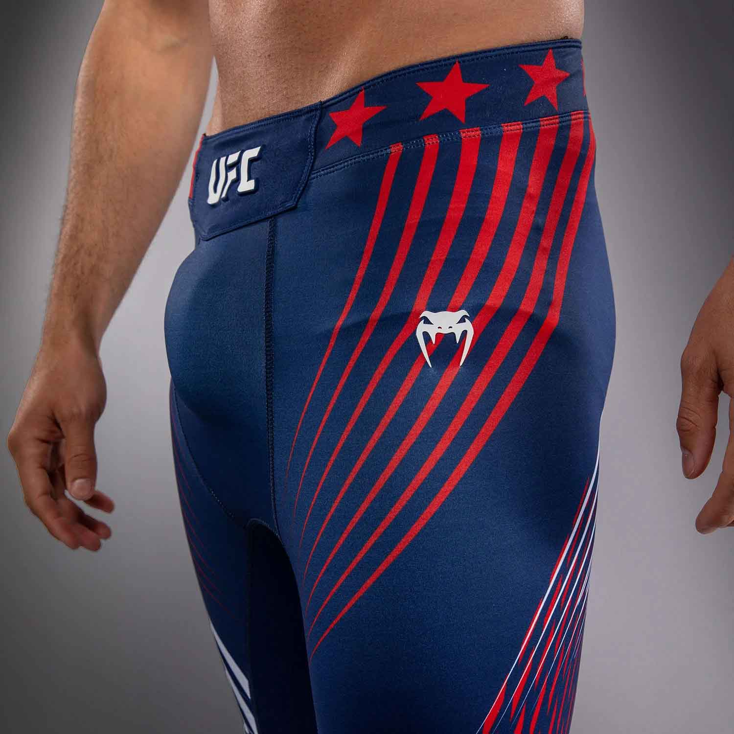 VENUM／ヴェナム　バーリトゥードショーツ　　Official UFC Freedom 250 by Venum Authentic Fight Night Men's Blue Vale Tudo Short／オフィシャル UFC フリーダム 250 by ヴェナム オーセンティック ファイトナイト メンズ バーリトゥードショーツ（ブルー）
