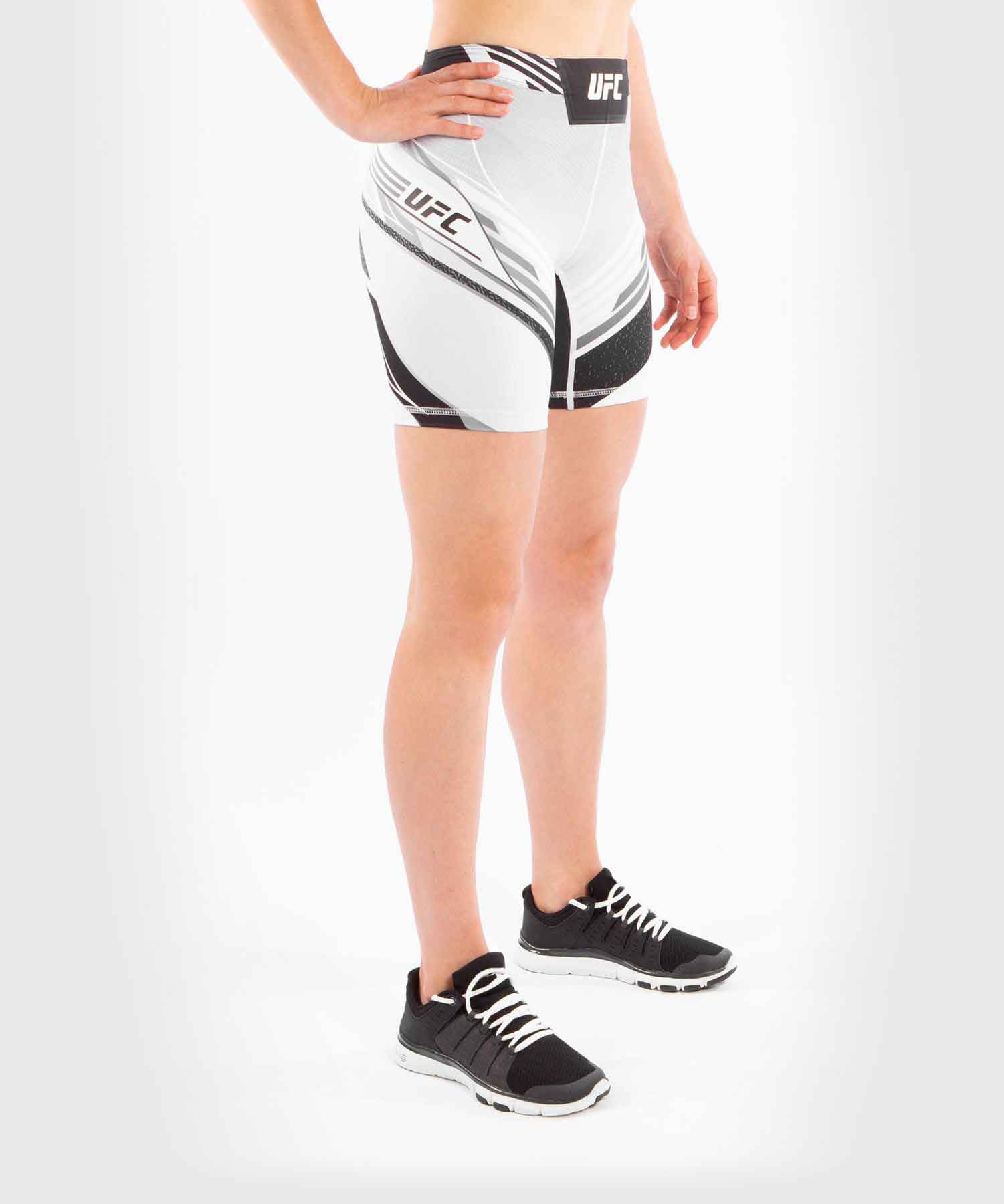 VENUM WOMEN／レディース　バーリトゥードショーツ　　UFC VENUM AUTHENTIC FIGHT NIGHT WOMEN'S VALE TUDO SHORTS LONG FIT／UFC VENUM オーセンティック ファイトナイト レディース バーリトゥードショーツ ロングフィット（白／黒）