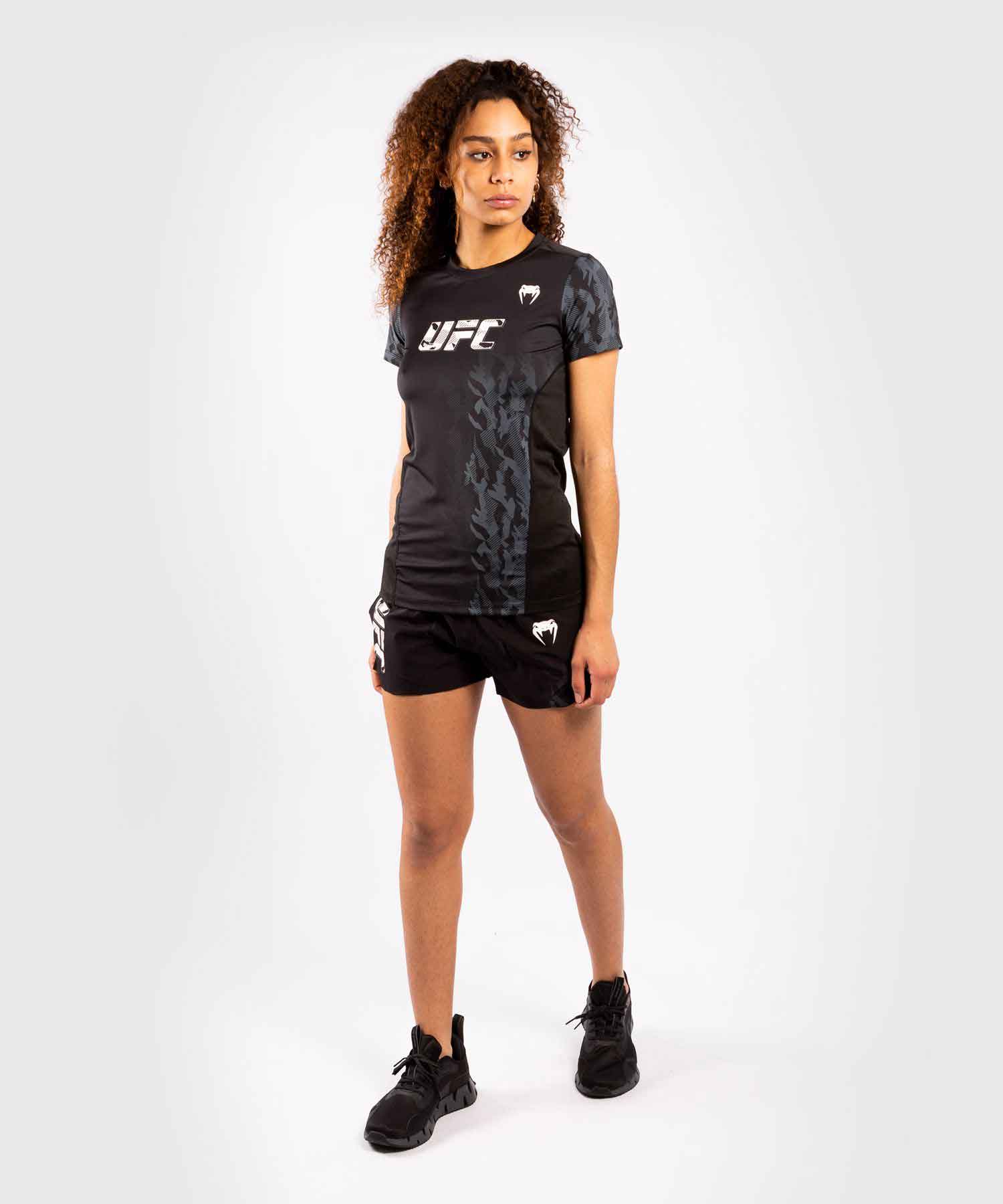 VENUM WOMEN／レディース　Tシャツ　　UFC VENUM AUTHENTIC FIGHT WEEK WOMEN'S PERFORMANCE SHORT SLEEVE T-SHIRT／UFC VENUM オーセンティック ファイトウィーク レディース パフォーマンス ショートスリーブTシャツ（黒）