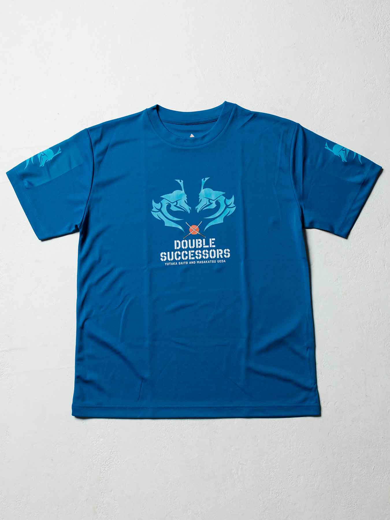 YUTAKA SAITO & MASAKATSU UEDA「DOUBLE SUCCESSORS」DRY-FIT T-SHIRT／斎藤裕 & 上田将勝「ダブル・サクセサース」ドライフィットTシャツ（ユタカブルー）