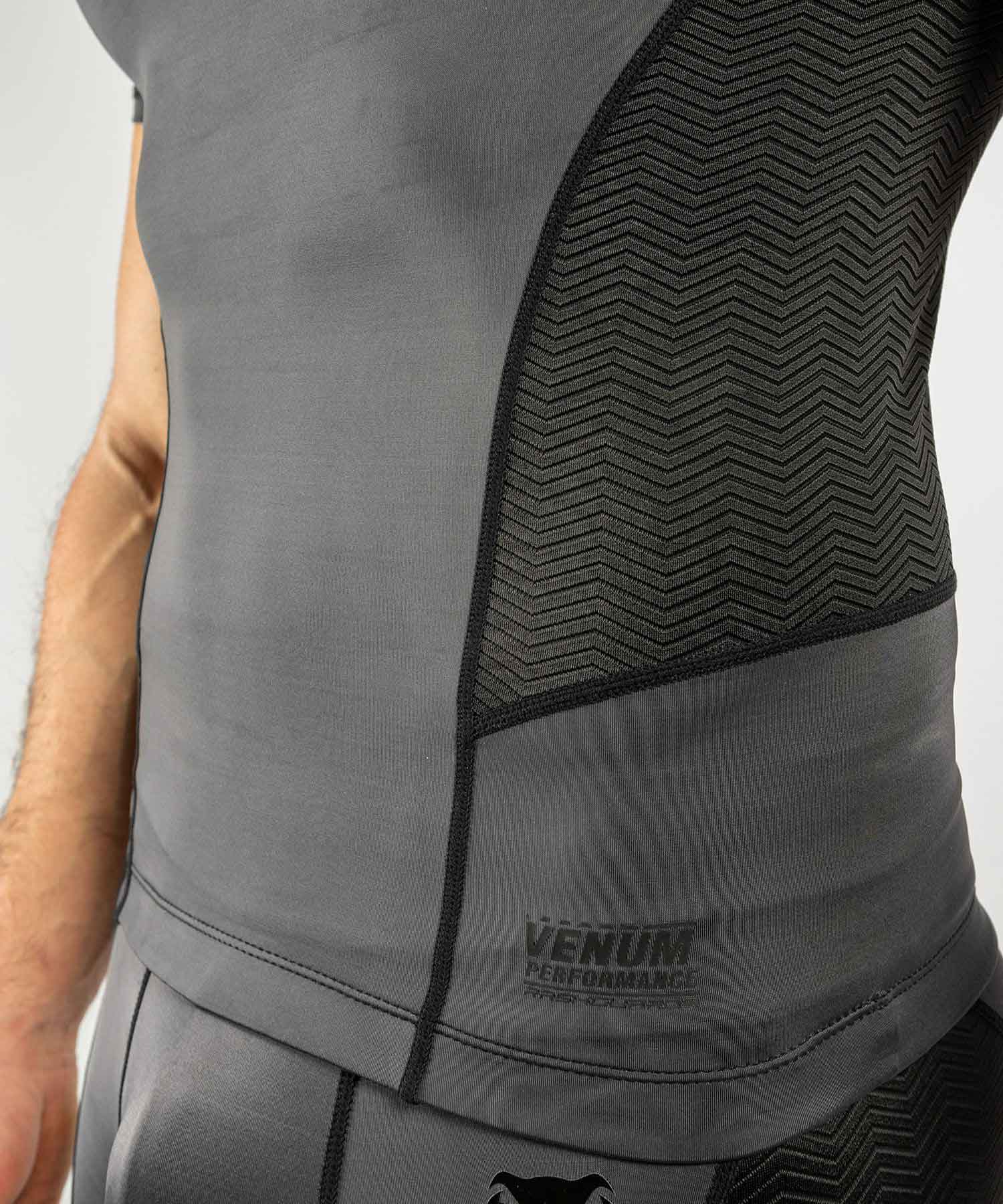 VENUM／ヴェナム　ラッシュガード　　G-FIT RASHGUARD SHORT SLEEVES／G-フィット ラッシュガード ショートスリーブ（グレー／黒）