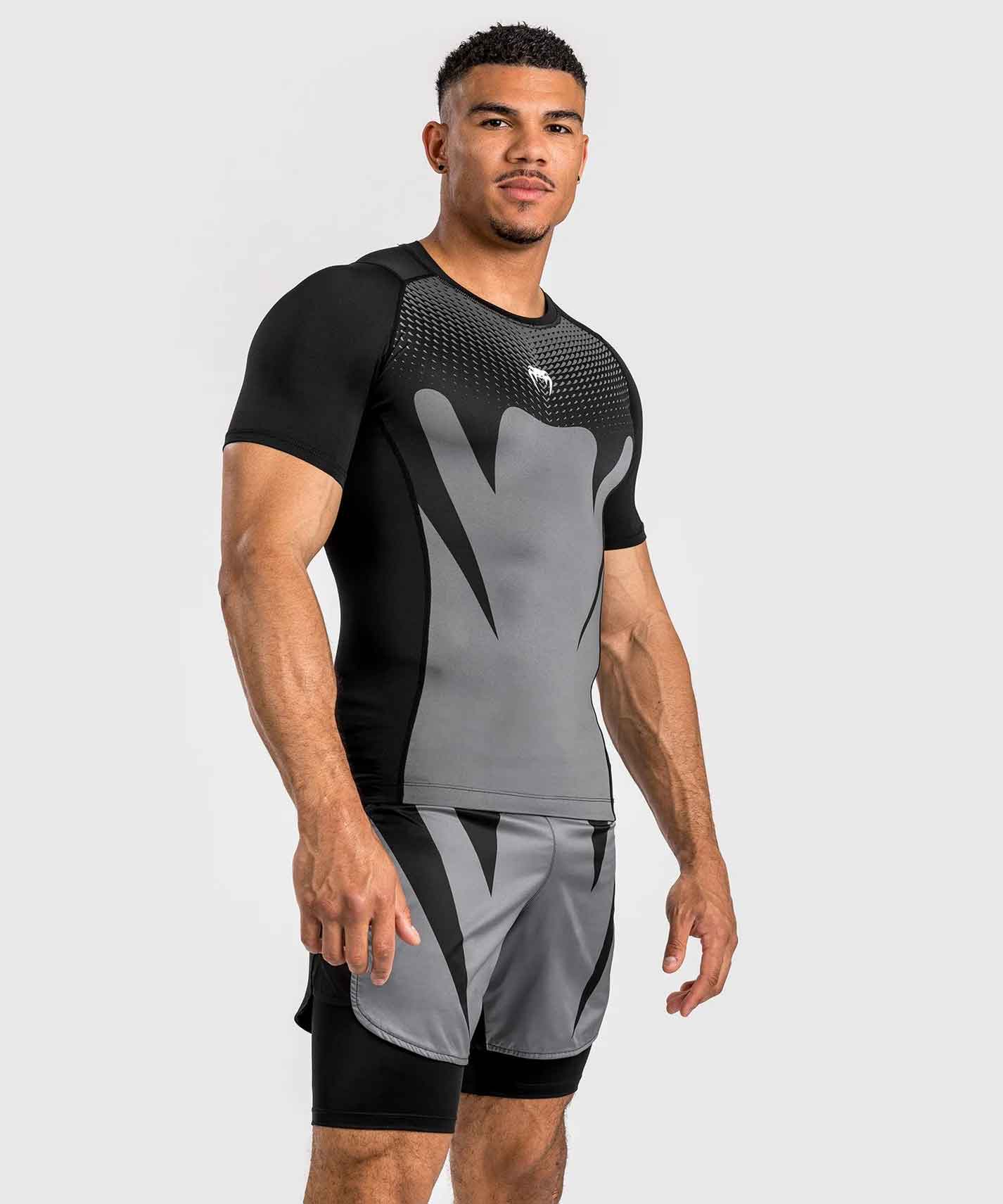 VENUM／ヴェナム　ラッシュガード　　Attack Men's Short Sleeve Rashguard／アタック メンズ ショートスリーブ ラッシュガード（黒／グレー）