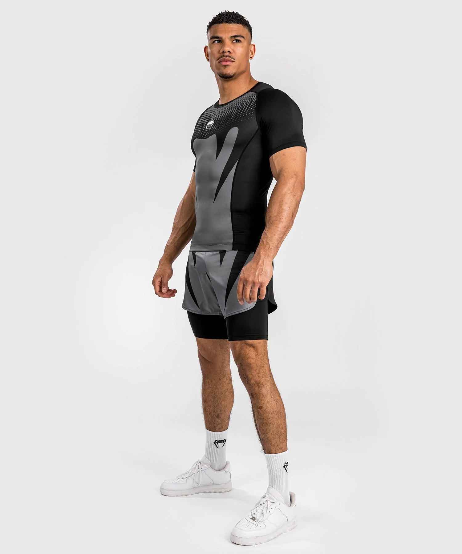 VENUM／ヴェナム　ラッシュガード　　Attack Men's Short Sleeve Rashguard／アタック メンズ ショートスリーブ ラッシュガード（黒／グレー）