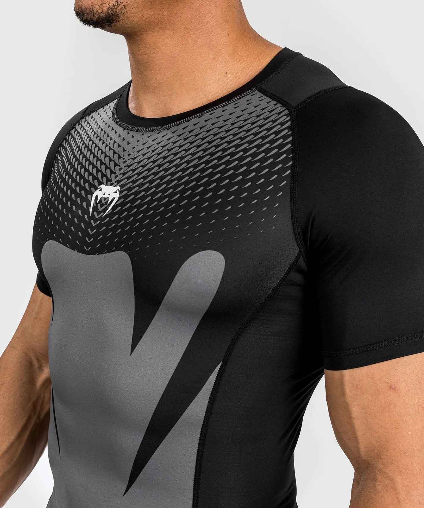 VENUM／ヴェナム　ラッシュガード　　Attack Men's Short Sleeve Rashguard／アタック メンズ ショートスリーブ ラッシュガード（黒／グレー）