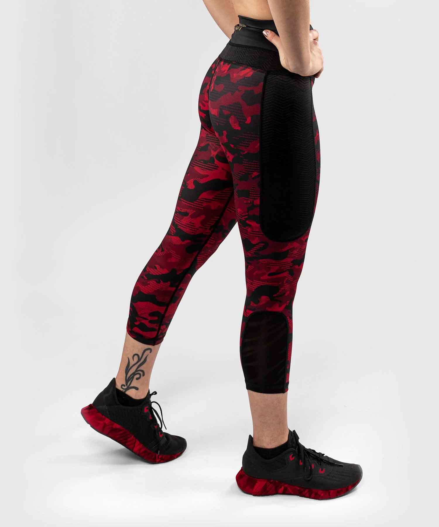 VENUM WOMEN／レディース　パンツ　　DEFENDER CROP LEGGINGS／ディフェンダー クロップドレギンス（黒／レッドカモ）