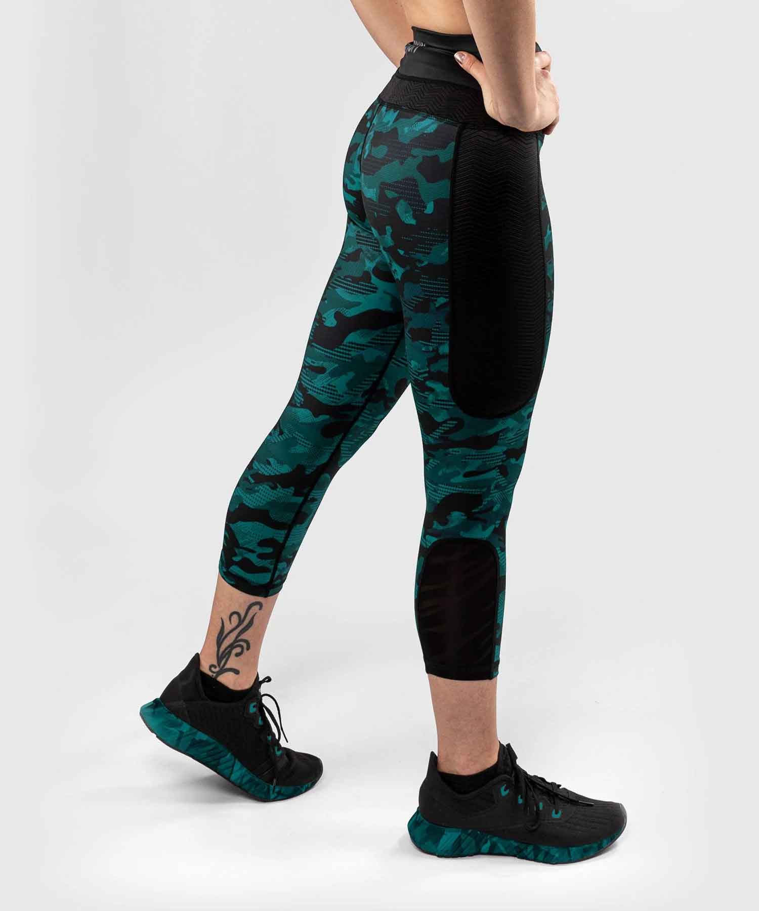 VENUM WOMEN／レディース　レギンス　　DEFENDER CROP LEGGINGS／ディフェンダー クロップドレギンス（黒／グリーンカモ）