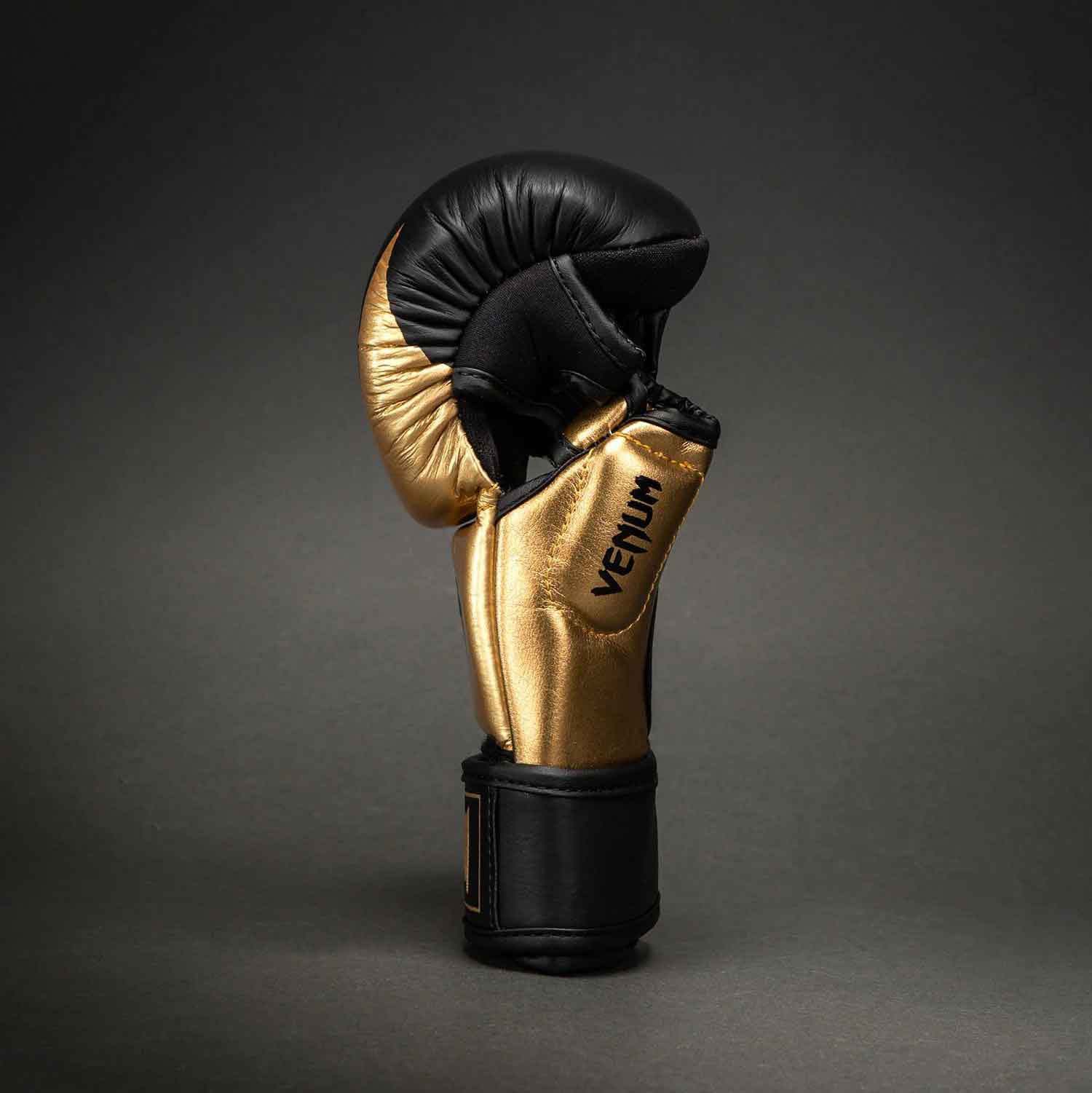 VENUM／ヴェナム　MMAグローブ（オープンフィンガーグローブ）　　Attack 2.0 Sparring Gloves Leather／アタック 2.0 スパーリンググローブ レザー（ゴールド／黒）