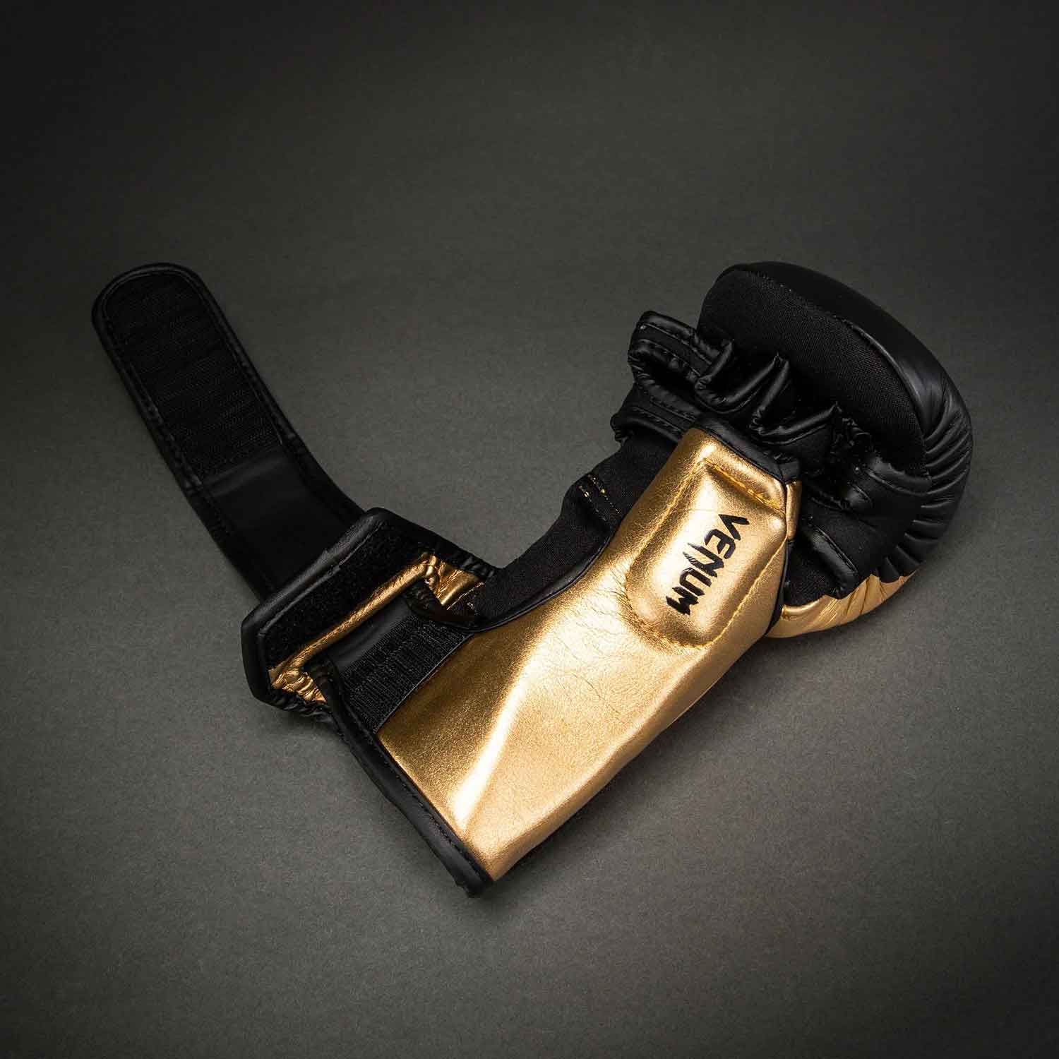 VENUM／ヴェナム　MMAグローブ（オープンフィンガーグローブ）　　Attack 2.0 Sparring Gloves Leather／アタック 2.0 スパーリンググローブ レザー（ゴールド／黒）