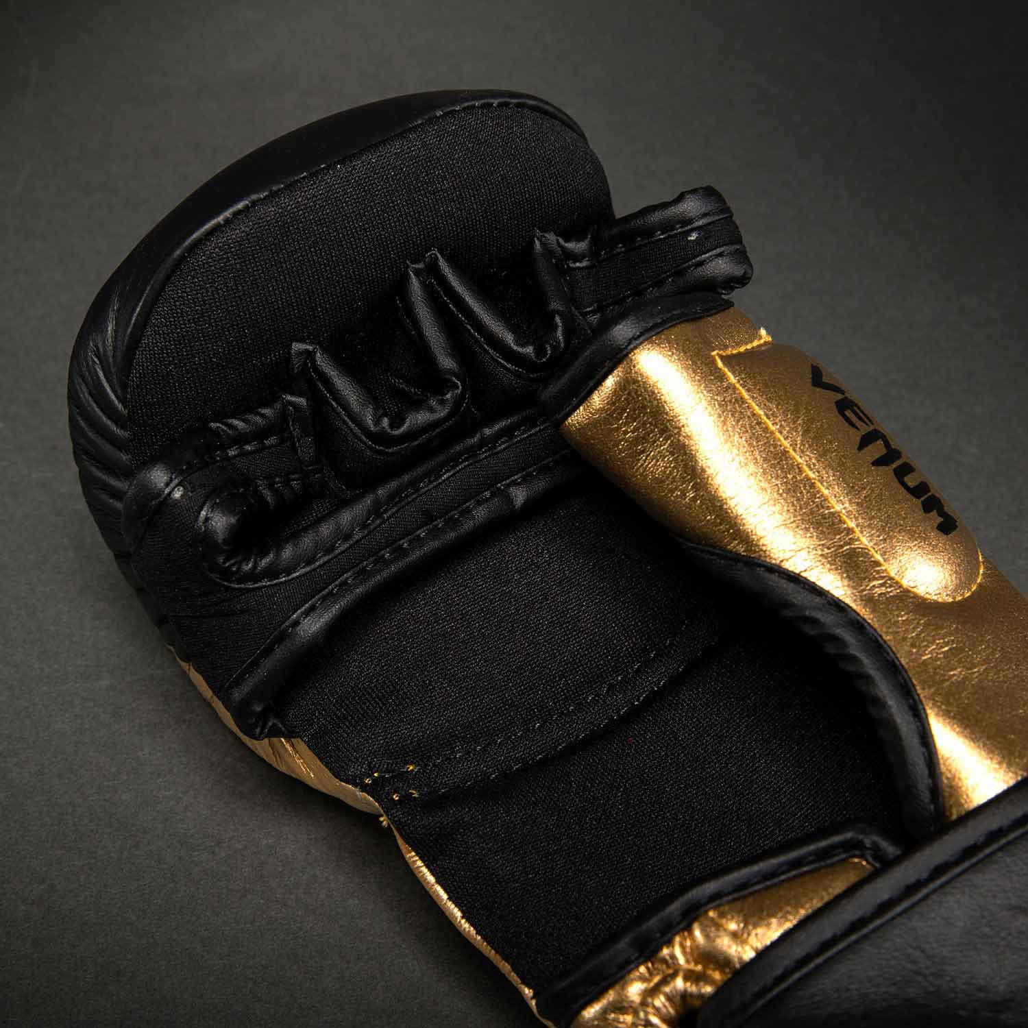VENUM／ヴェナム　MMAグローブ（オープンフィンガーグローブ）　　Attack 2.0 Sparring Gloves Leather／アタック 2.0 スパーリンググローブ レザー（ゴールド／黒）