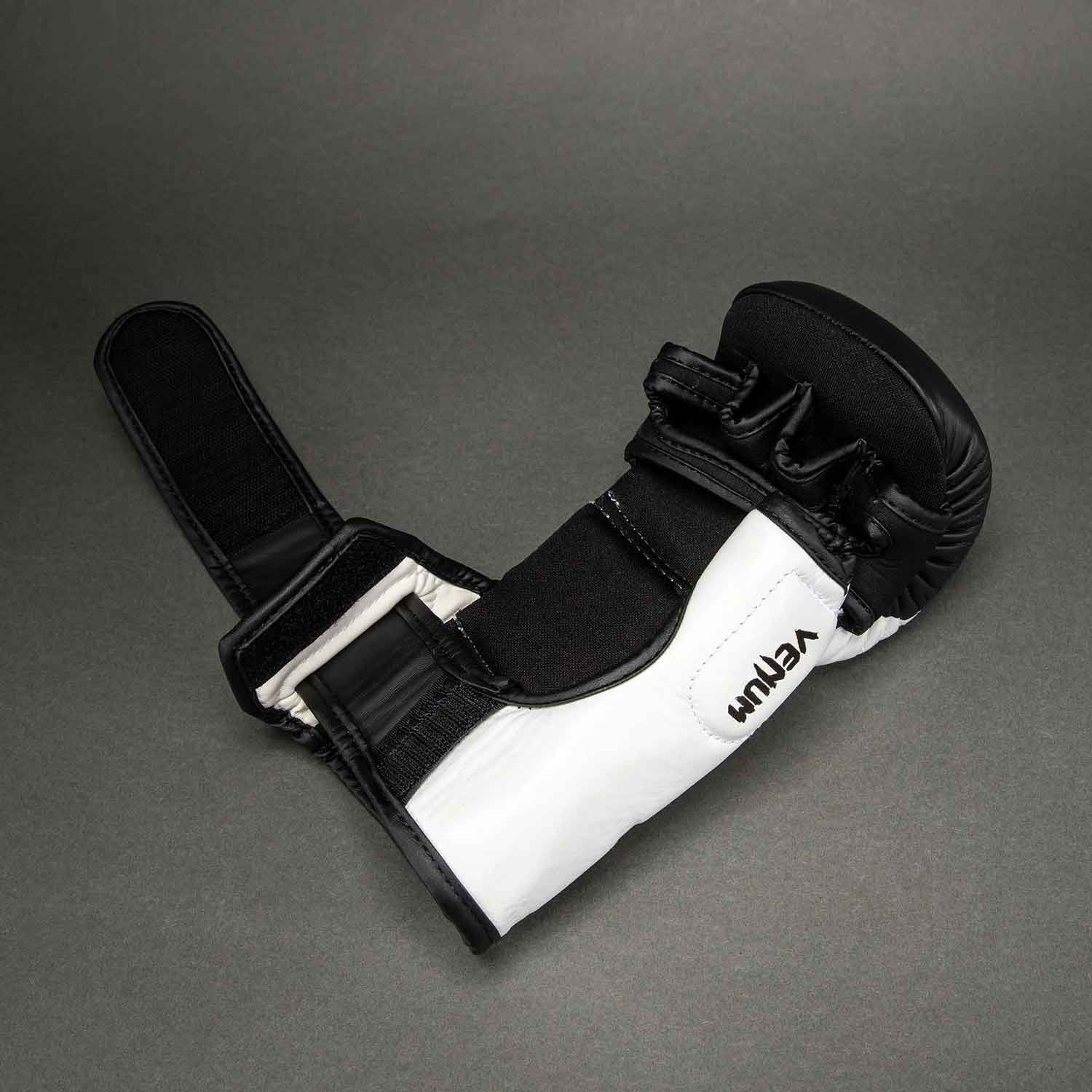 VENUM／ヴェナム　MMAグローブ（オープンフィンガーグローブ）　　Attack 2.0 Sparring Gloves Leather／アタック 2.0 スパーリンググローブ レザー（白／黒）