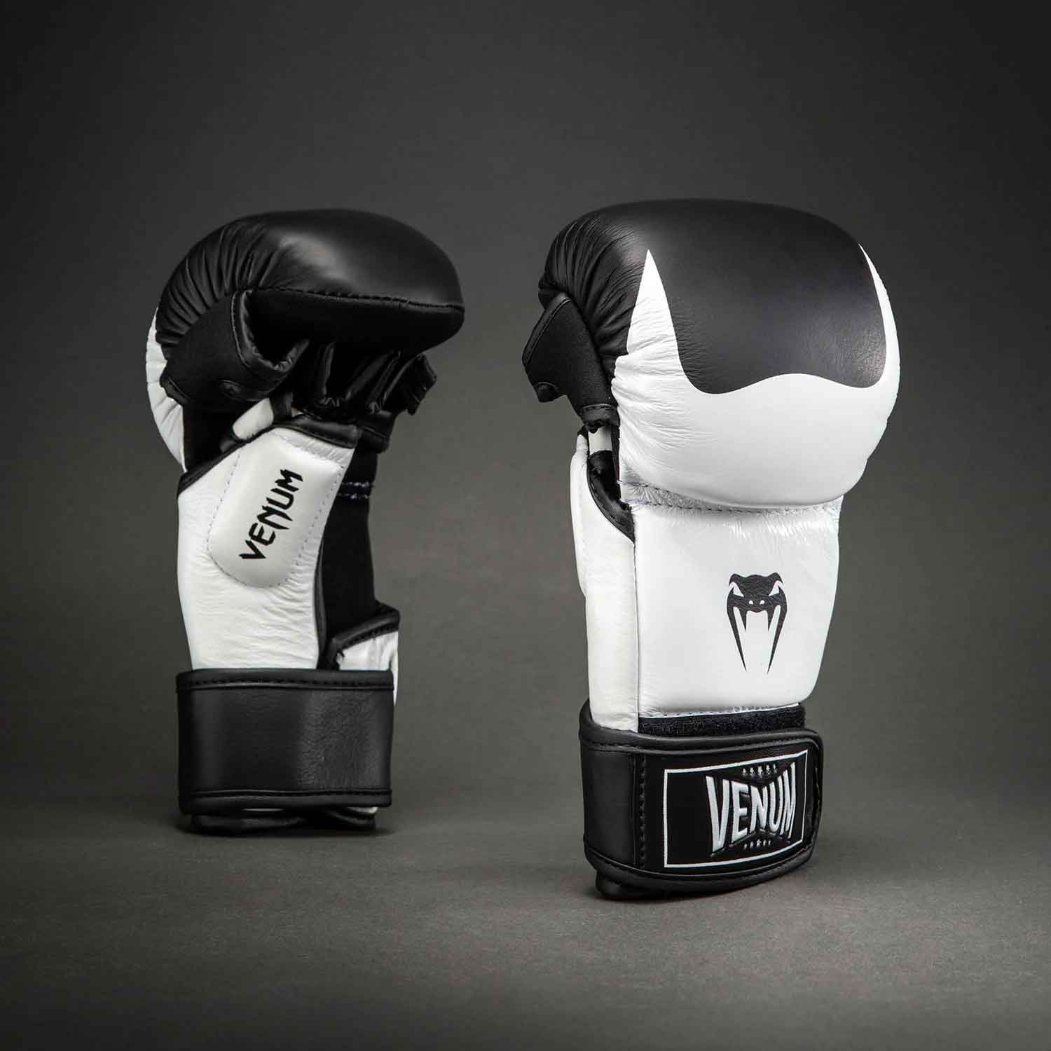 Attack 2.0 Sparring Gloves Leather／アタック 2.0 スパーリンググローブ レザー（白／黒）