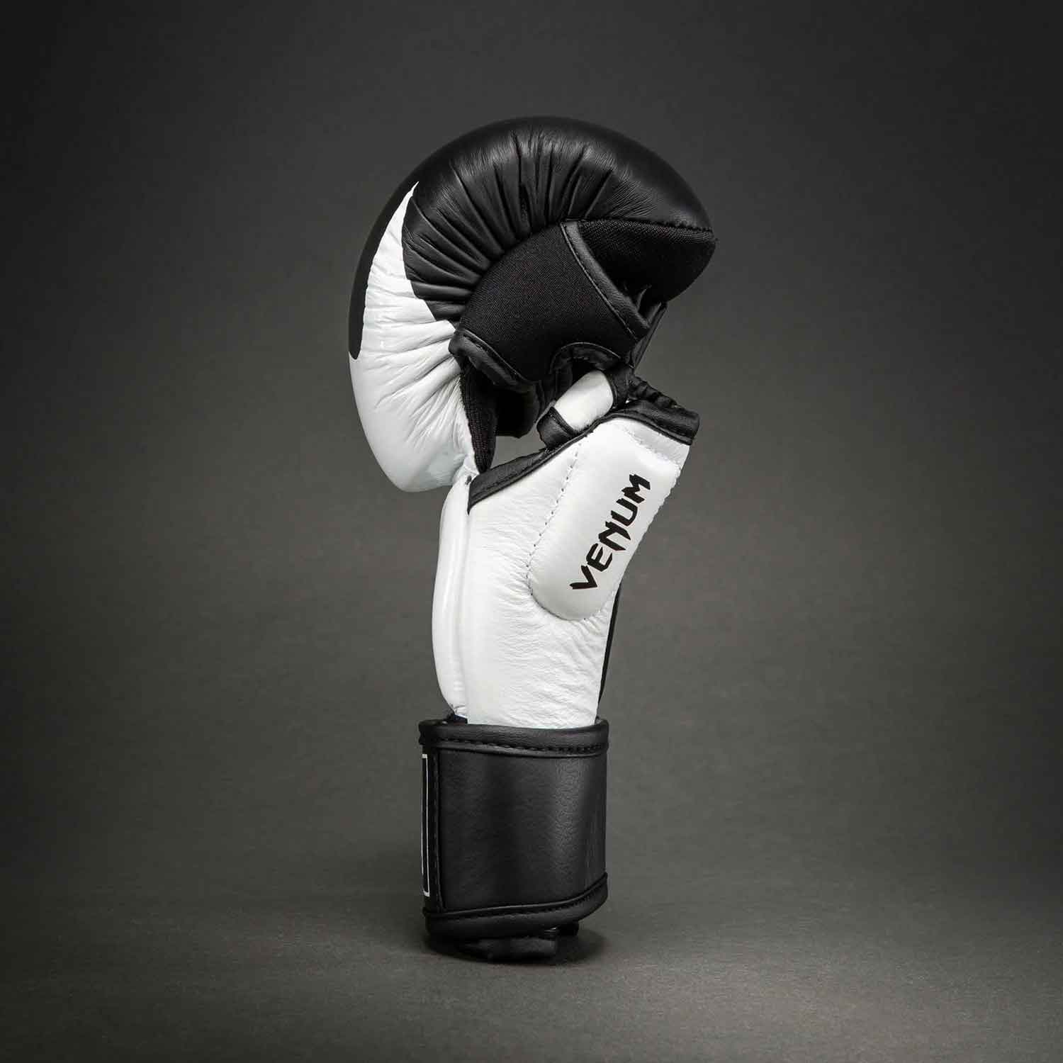 VENUM／ヴェナム　MMAグローブ（オープンフィンガーグローブ）　　Attack 2.0 Sparring Gloves Leather／アタック 2.0 スパーリンググローブ レザー（白／黒）
