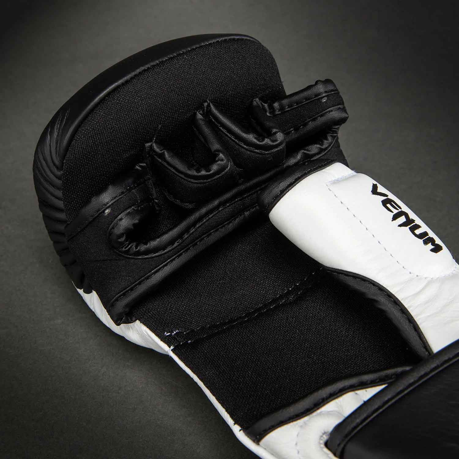 VENUM／ヴェナム　MMAグローブ（オープンフィンガーグローブ）　　Attack 2.0 Sparring Gloves Leather／アタック 2.0 スパーリンググローブ レザー（白／黒）