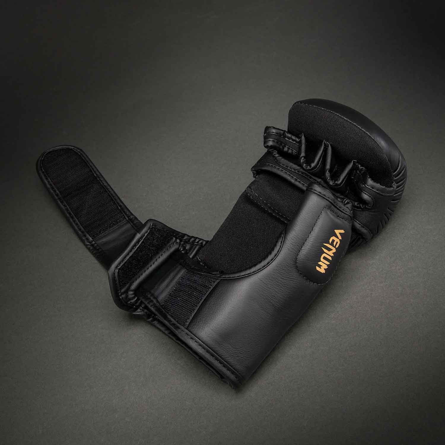VENUM／ヴェナム　MMAグローブ（オープンフィンガーグローブ）　　Attack 2.0 Sparring Gloves Leather／アタック 2.0 スパーリンググローブ レザー（黒／ゴールド）