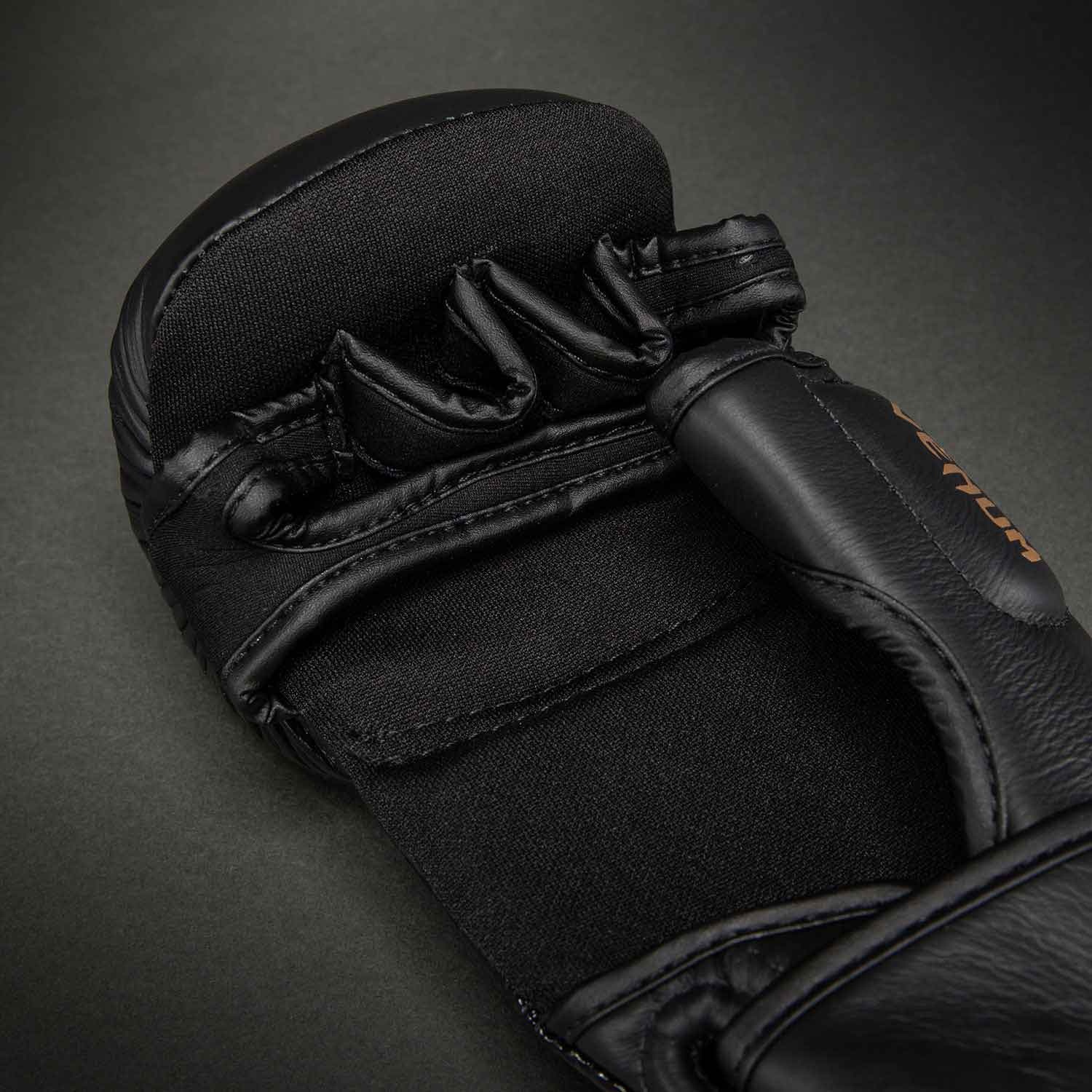 VENUM／ヴェナム　MMAグローブ（オープンフィンガーグローブ）　　Attack 2.0 Sparring Gloves Leather／アタック 2.0 スパーリンググローブ レザー（黒／ゴールド）