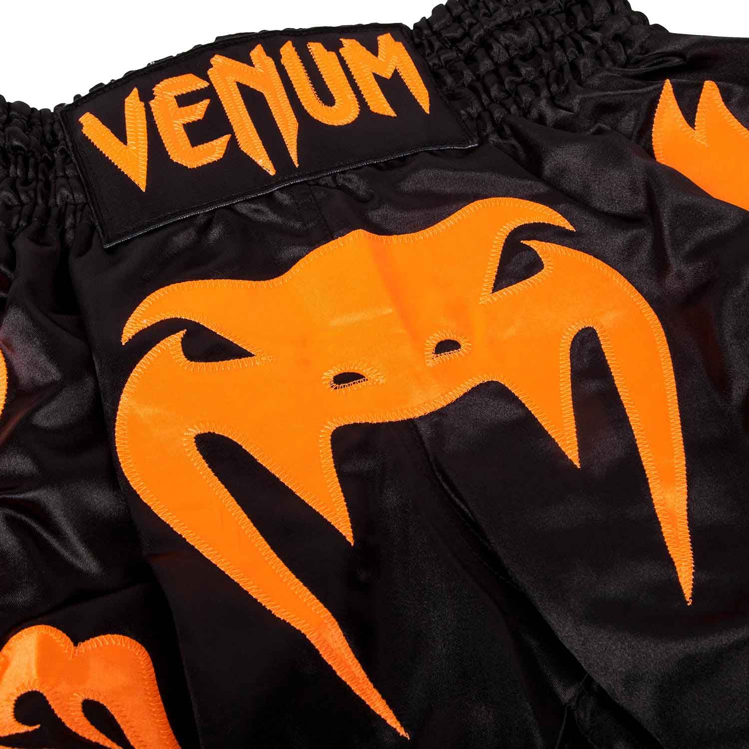 VENUM／ヴェナム　ムエタイショーツ　　BANGKOK INFERNO MUAY THAI SHORTS／バンコク・インフェルノ ムエタイショーツ（黒／ネオ・オレンジ）