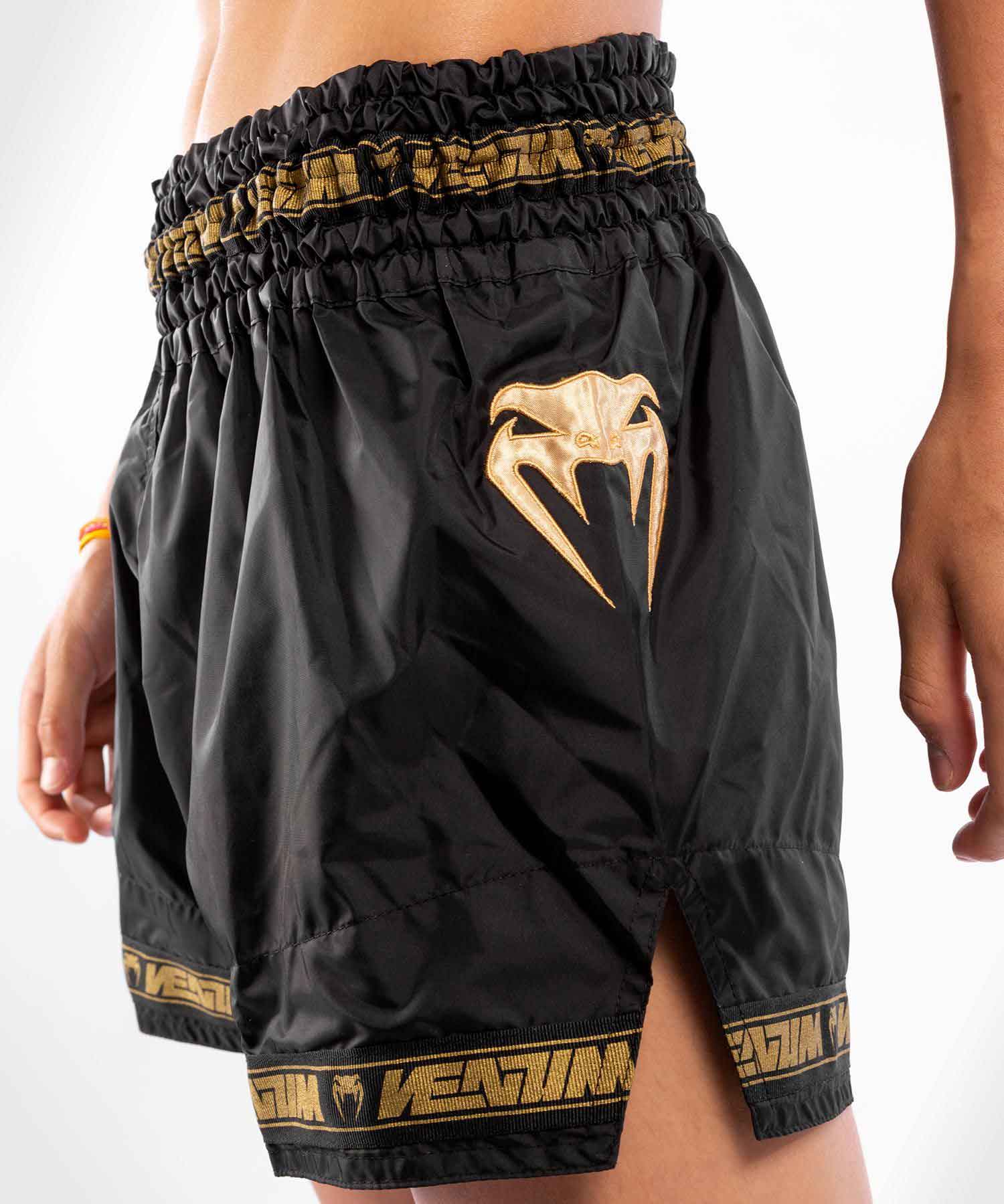 VENUM／ヴェナム　ムエタイショーツ　　PARACHUTE MUAY THAI SHORTS／パラシュート ムエタイショーツ（黒／ゴールド）