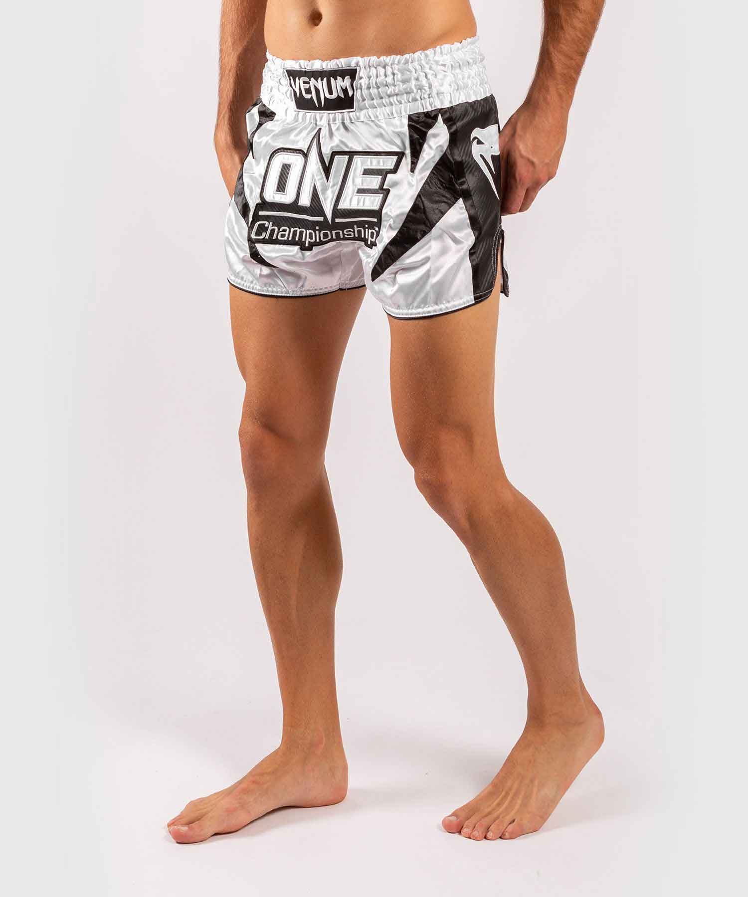 VENUM／ヴェナム　ムエタイショーツ　　VENUM×ONE FC MUAY THAI SHORTS／ヴェナム×ONE FC ムエタイショーツ（白／黒）