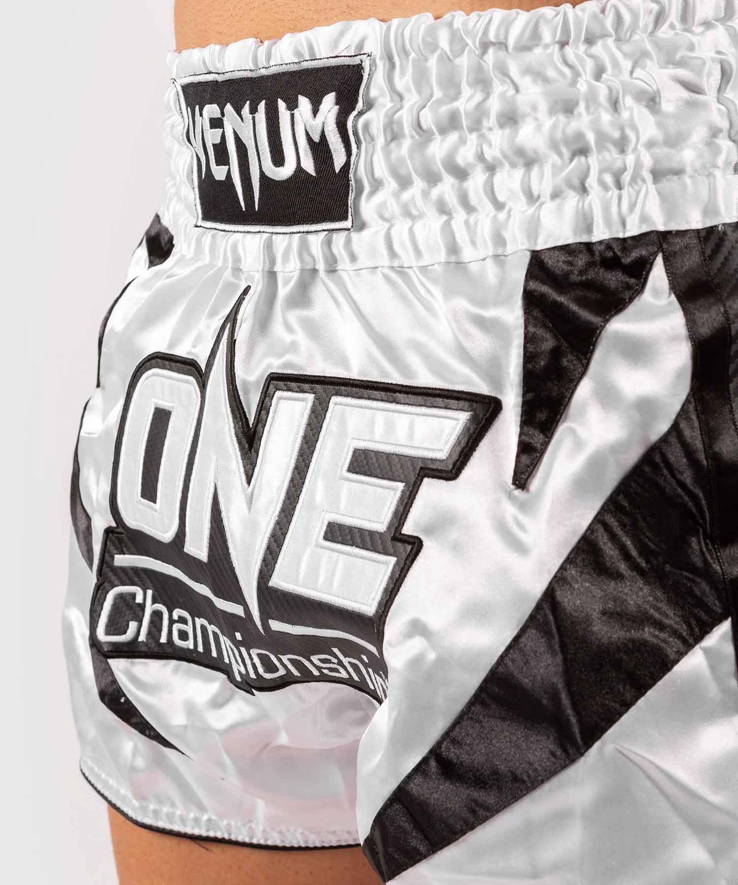 VENUM／ヴェナム　ムエタイショーツ　　VENUM×ONE FC MUAY THAI SHORTS／ヴェナム×ONE FC ムエタイショーツ（白／黒）