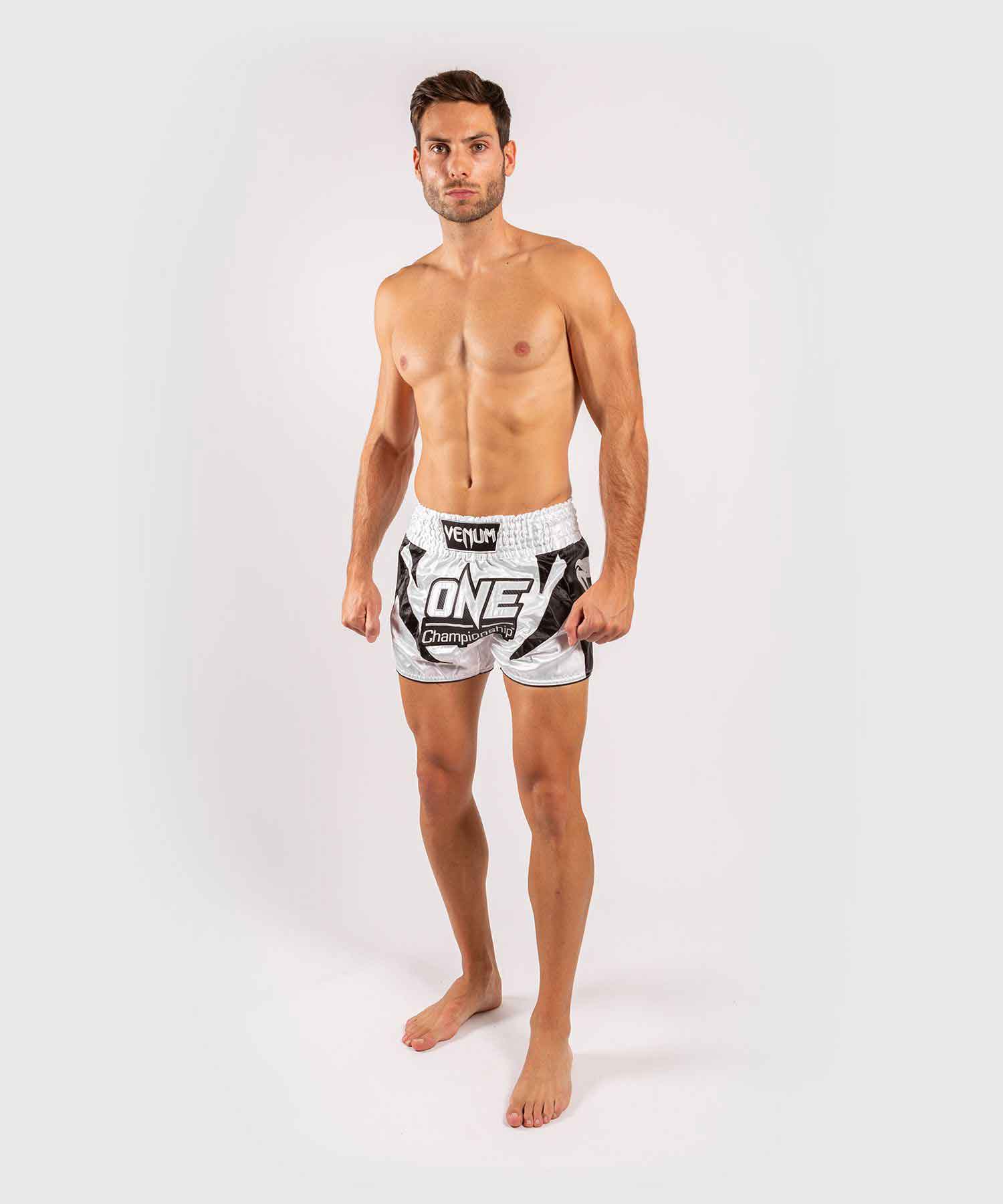 VENUM／ヴェナム　ムエタイショーツ　　VENUM×ONE FC MUAY THAI SHORTS／ヴェナム×ONE FC ムエタイショーツ（白／黒）