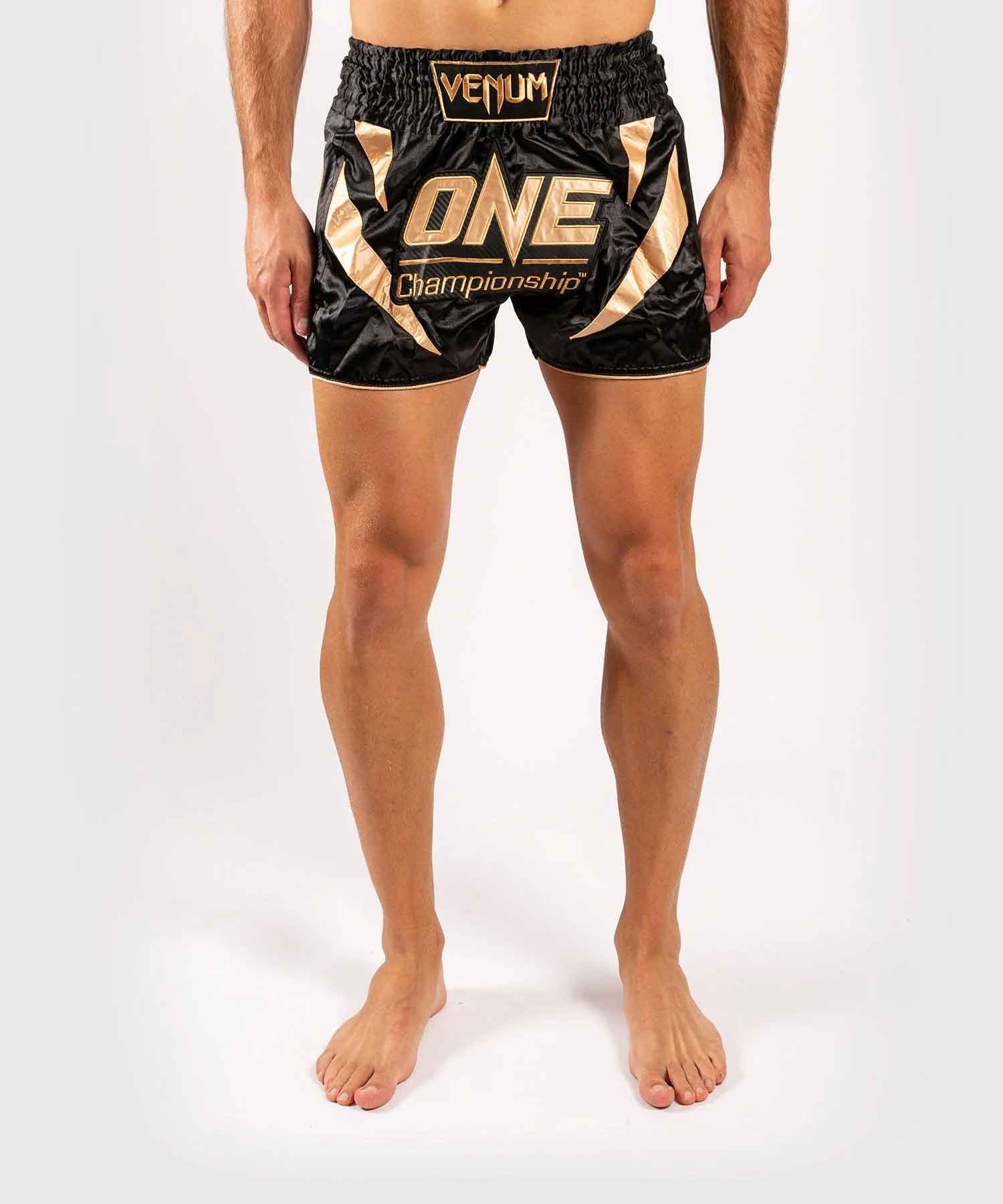 VENUM／ヴェナム　ムエタイショーツ　　VENUM×ONE FC MUAY THAI SHORTS／ヴェナム×ONE FC ムエタイショーツ（黒／ゴールド）