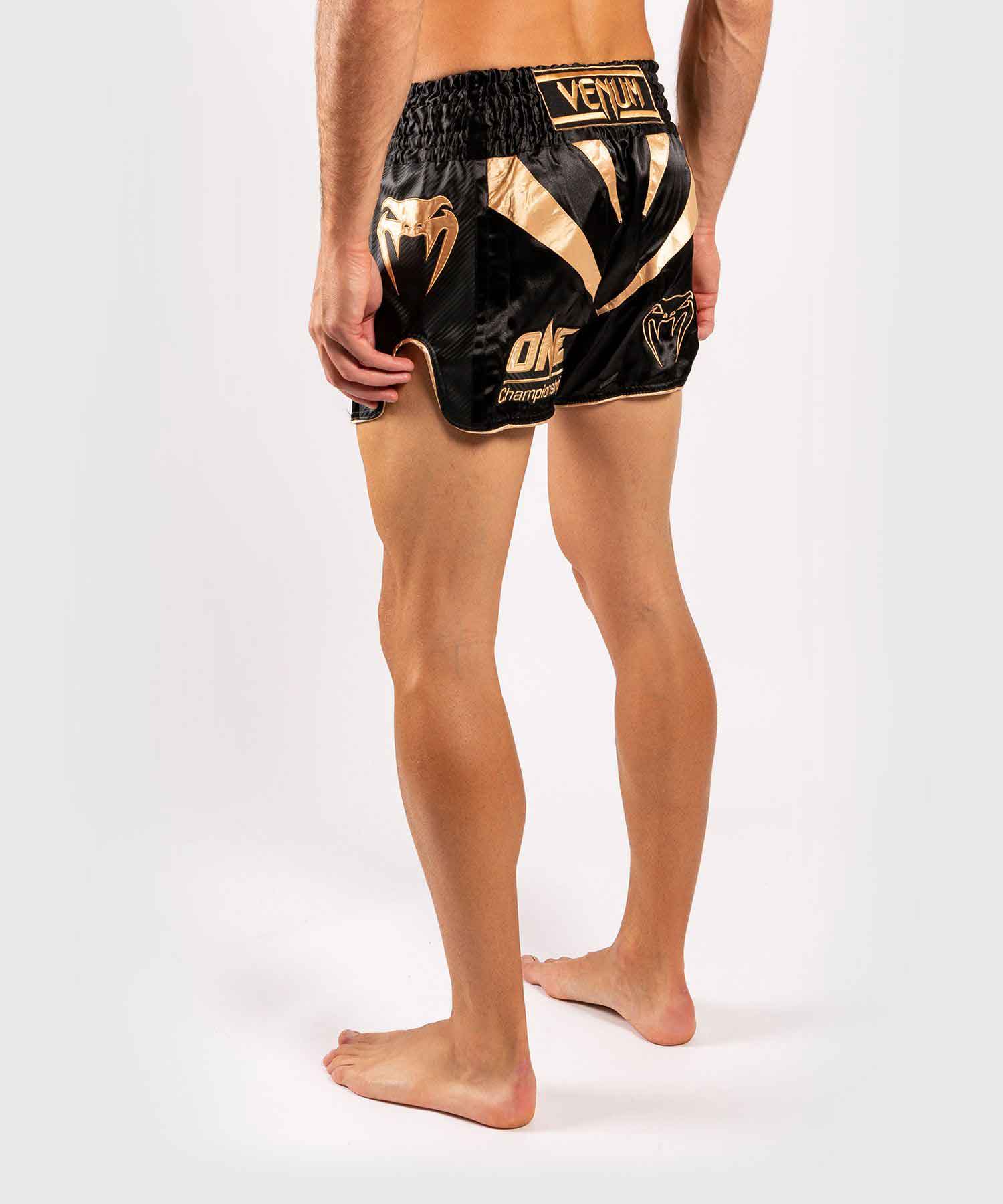 VENUM／ヴェナム　ムエタイショーツ　　VENUM×ONE FC MUAY THAI SHORTS／ヴェナム×ONE FC ムエタイショーツ（黒／ゴールド）