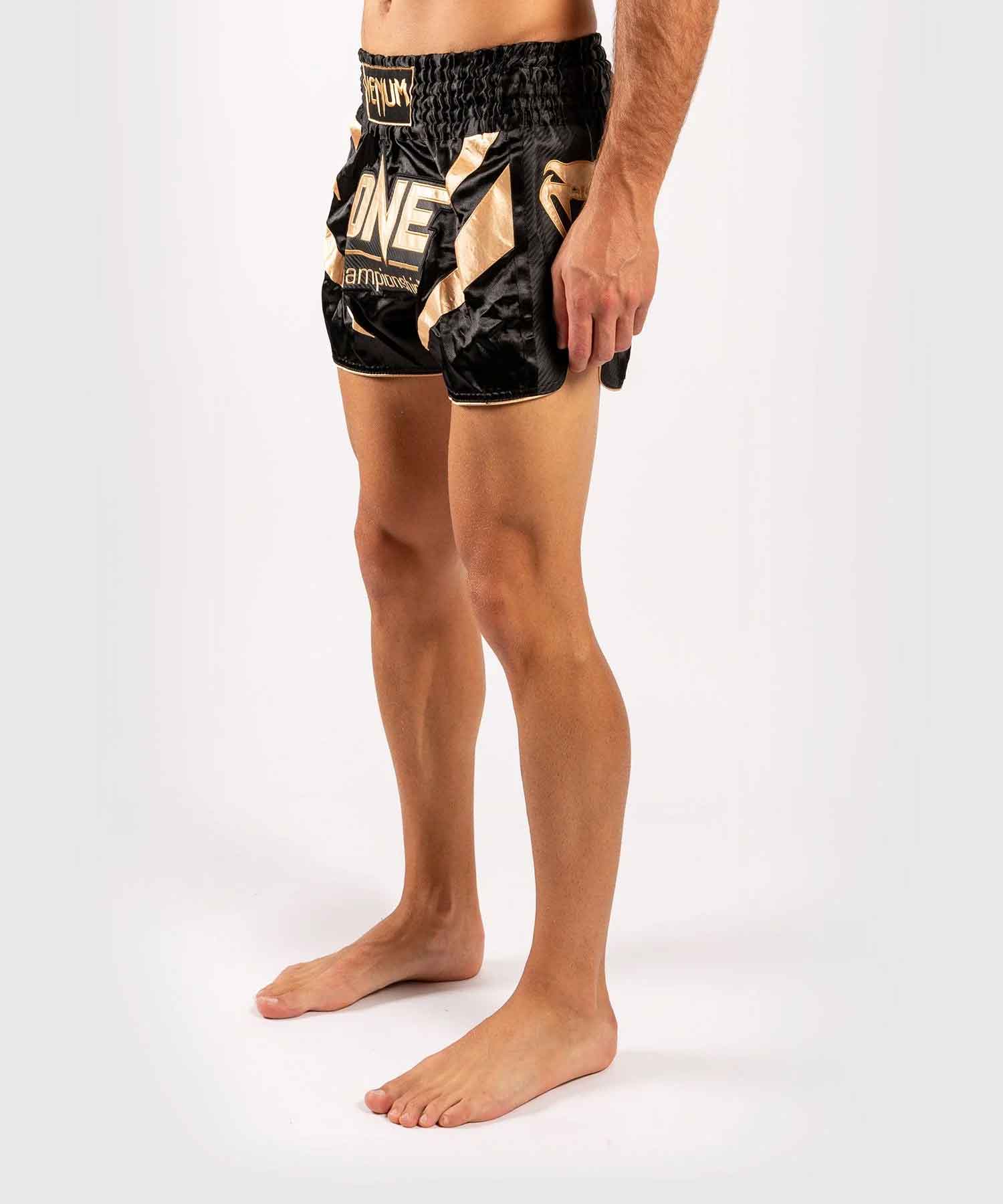 VENUM／ヴェナム　ムエタイショーツ　　VENUM×ONE FC MUAY THAI SHORTS／ヴェナム×ONE FC ムエタイショーツ（黒／ゴールド）