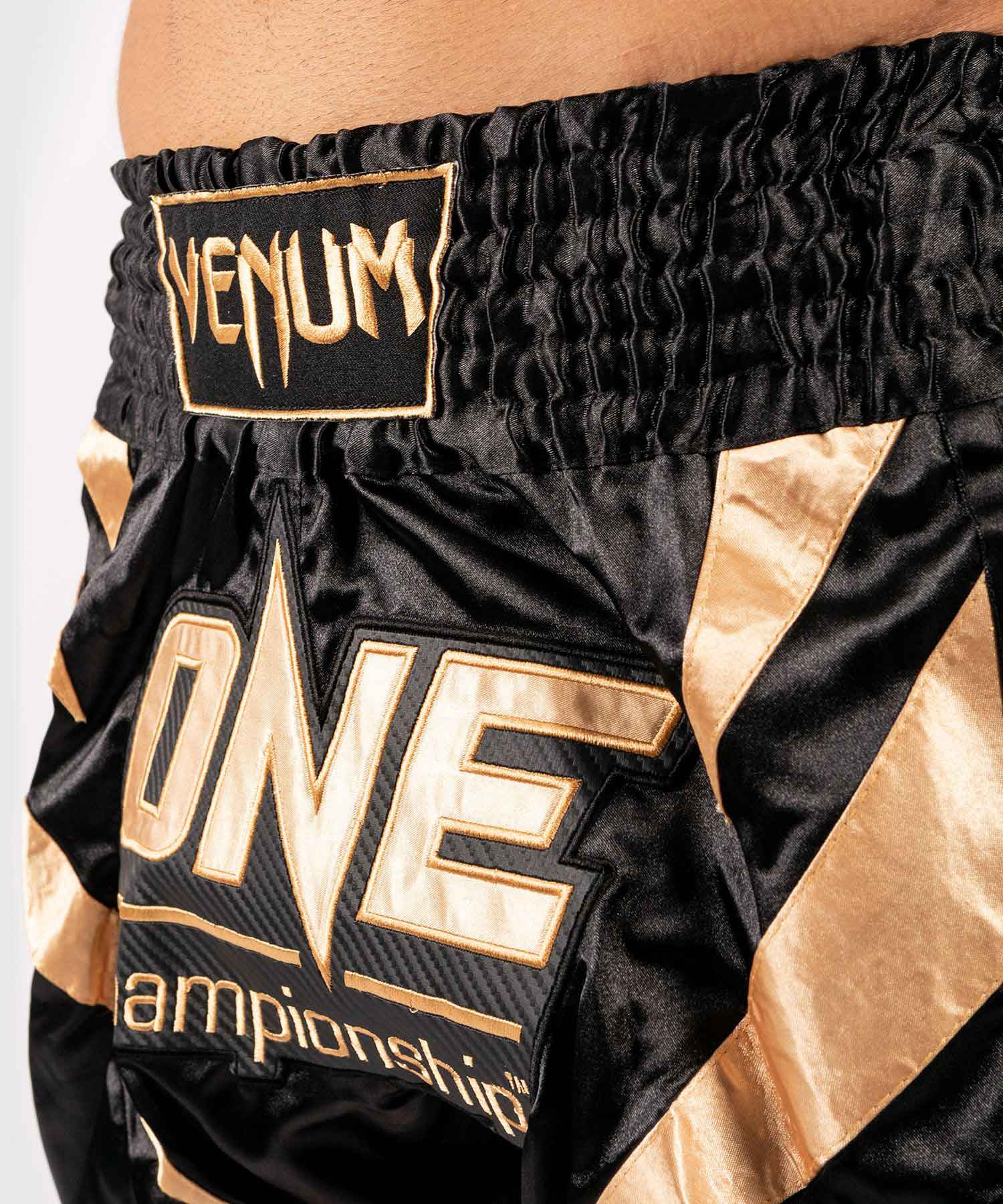 VENUM／ヴェナム　ムエタイショーツ　　VENUM×ONE FC MUAY THAI SHORTS／ヴェナム×ONE FC ムエタイショーツ（黒／ゴールド）