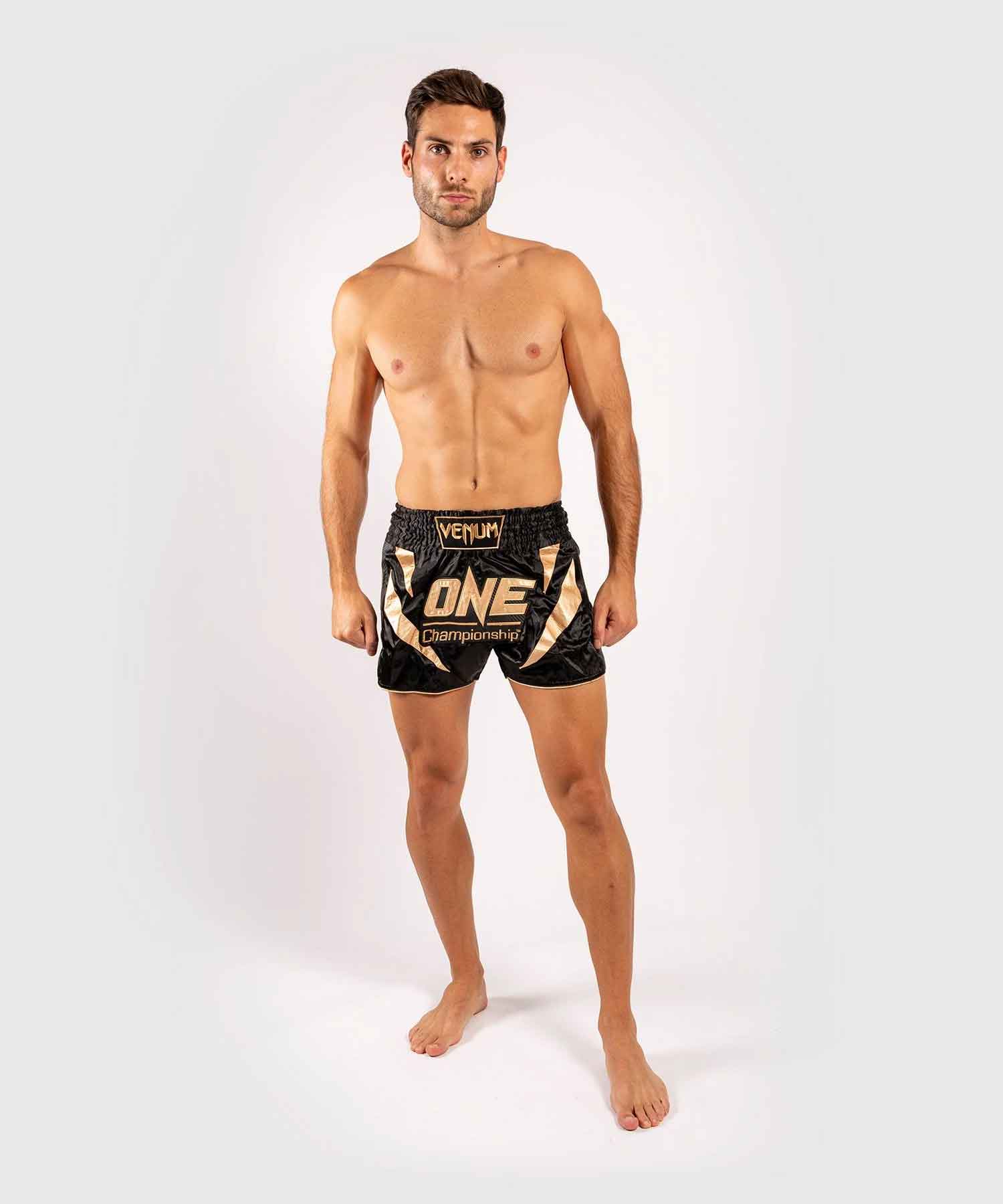 VENUM／ヴェナム　ムエタイショーツ　　VENUM×ONE FC MUAY THAI SHORTS／ヴェナム×ONE FC ムエタイショーツ（黒／ゴールド）