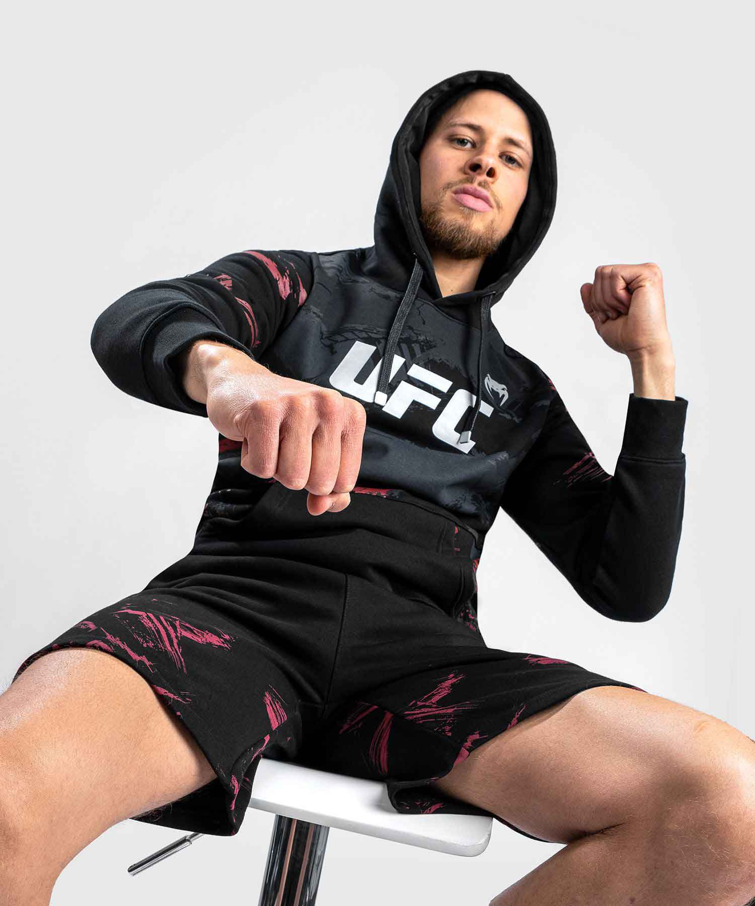 VENUM／ヴェナム　パーカー（フーディー）　　UFC×VENUM AUTHENTIC FIGHT WEEK MEN’S 2.0 PULLOVER HOODIE／UFC×VENUM オーセンティック ファイトウィーク メンズ 2.0 プルオーバー フーディー（黒／レッド）