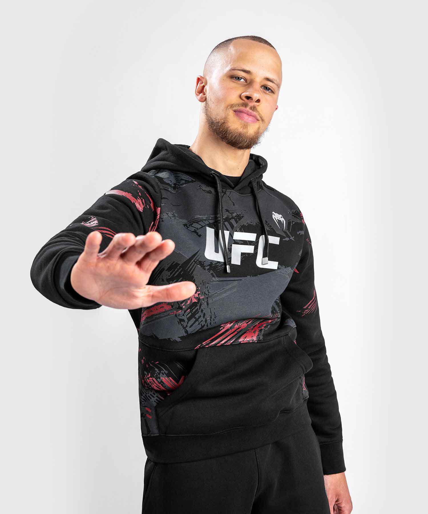 VENUM／ヴェナム　パーカー（フーディー）　　UFC×VENUM AUTHENTIC FIGHT WEEK MEN’S 2.0 PULLOVER HOODIE／UFC×VENUM オーセンティック ファイトウィーク メンズ 2.0 プルオーバー フーディー（黒／レッド）