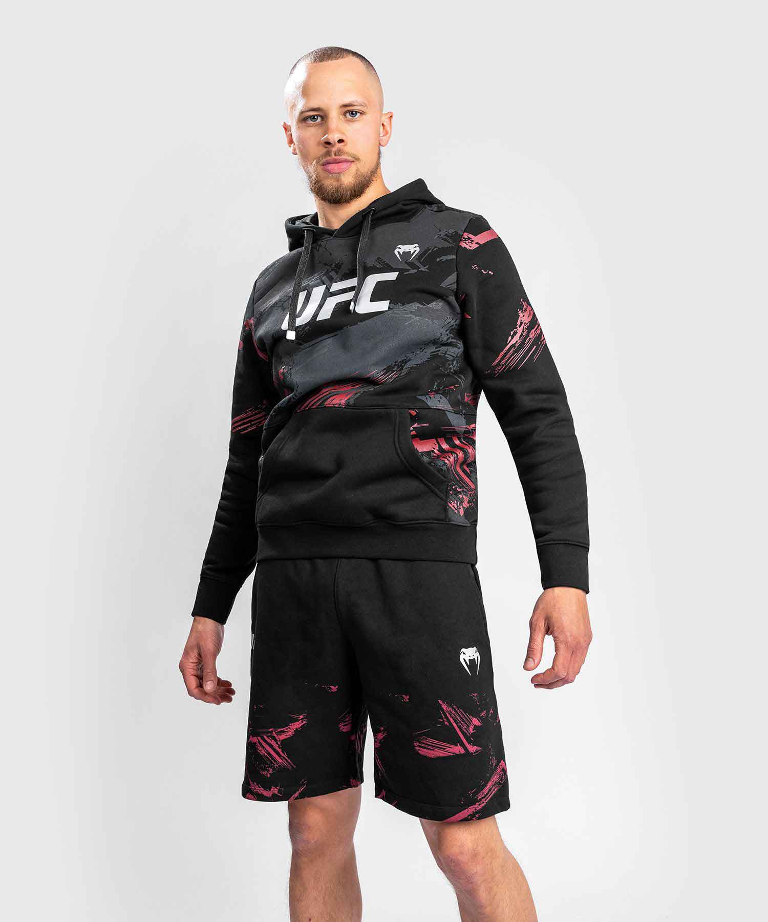 VENUM／ヴェナム　パーカー（フーディー）　　UFC×VENUM AUTHENTIC FIGHT WEEK MEN’S 2.0 PULLOVER HOODIE／UFC×VENUM オーセンティック ファイトウィーク メンズ 2.0 プルオーバー フーディー（黒／レッド）