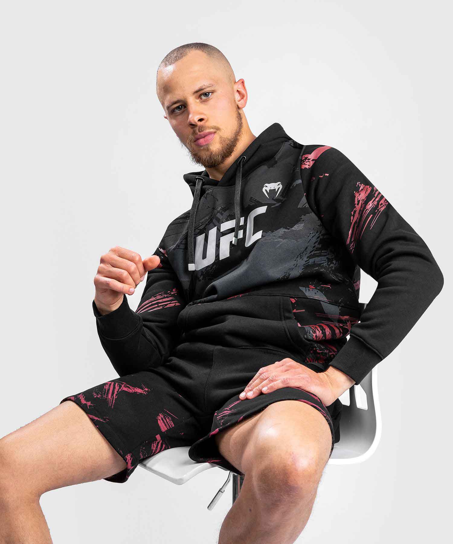 VENUM／ヴェナム　パーカー（フーディー）　　UFC×VENUM AUTHENTIC FIGHT WEEK MEN’S 2.0 PULLOVER HOODIE／UFC×VENUM オーセンティック ファイトウィーク メンズ 2.0 プルオーバー フーディー（黒／レッド）