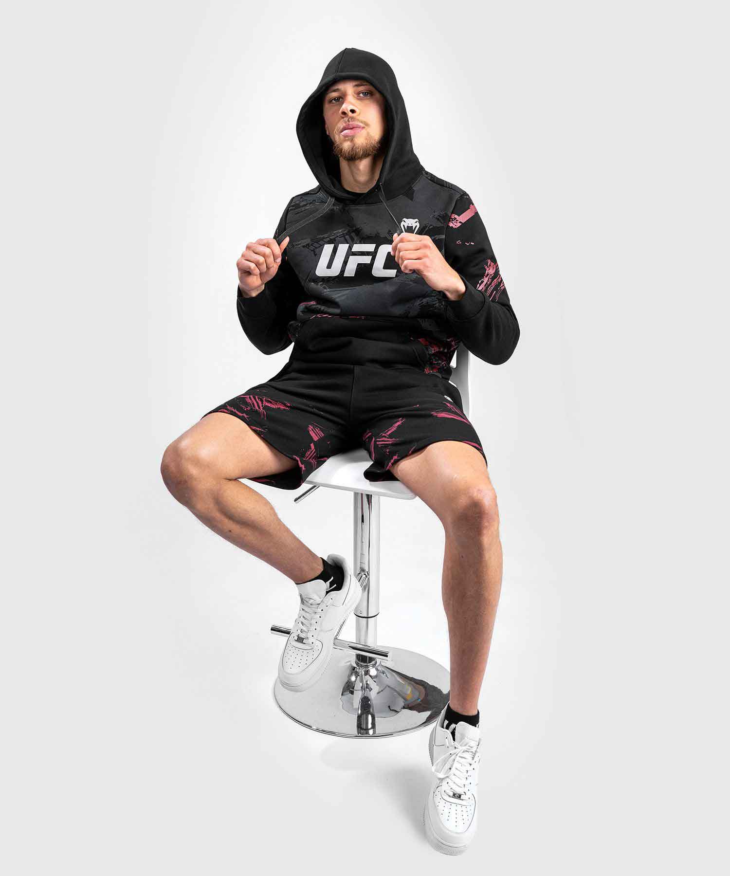 VENUM／ヴェナム　パーカー（フーディー）　　UFC×VENUM AUTHENTIC FIGHT WEEK MEN’S 2.0 PULLOVER HOODIE／UFC×VENUM オーセンティック ファイトウィーク メンズ 2.0 プルオーバー フーディー（黒／レッド）