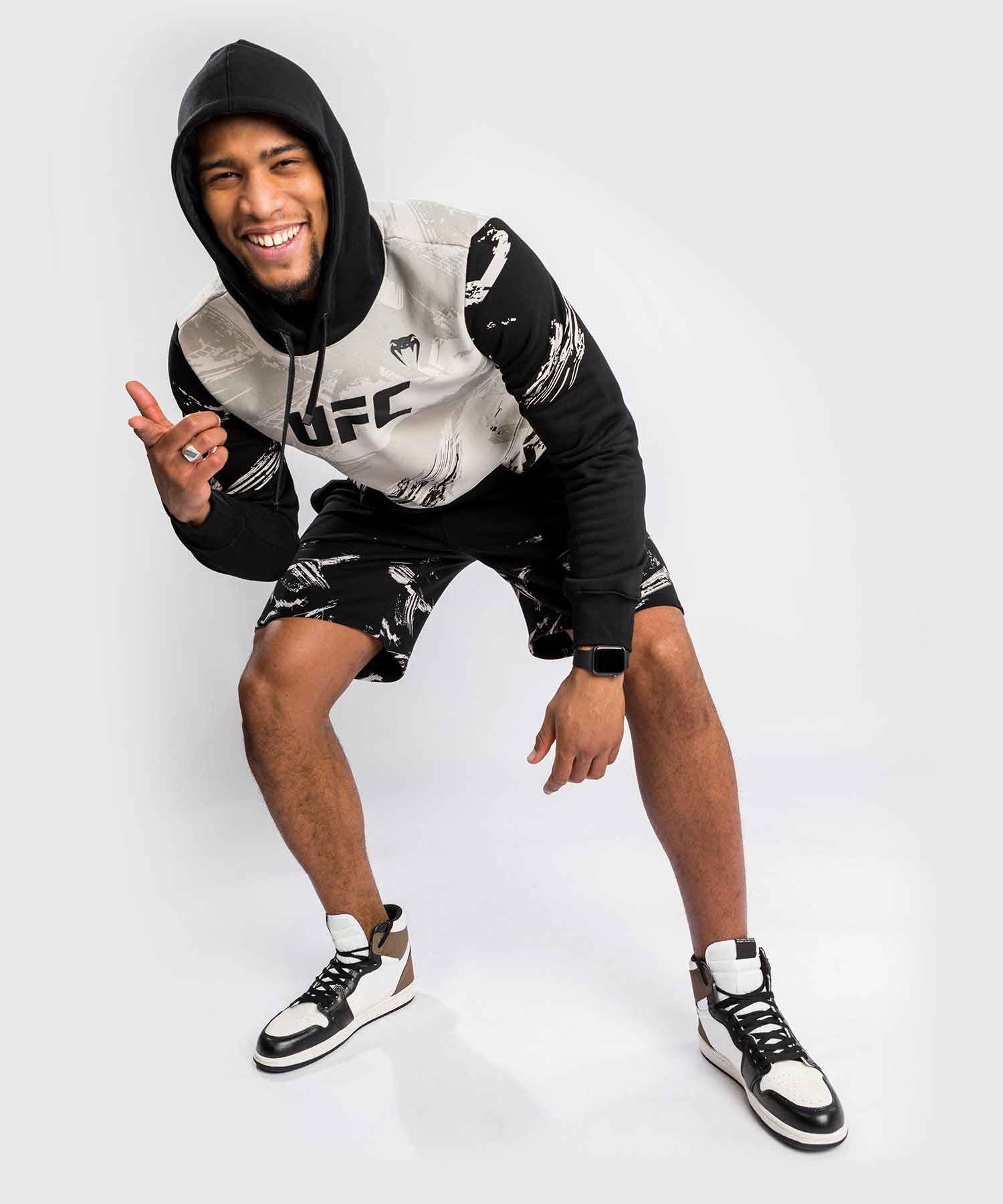 VENUM／ヴェナム　パーカー（フーディー）　　UFC×VENUM AUTHENTIC FIGHT WEEK MEN’S 2.0 PULLOVER HOODIE／UFC×VENUM オーセンティック ファイトウィーク メンズ 2.0 プルオーバー フーディー（サンド／黒）