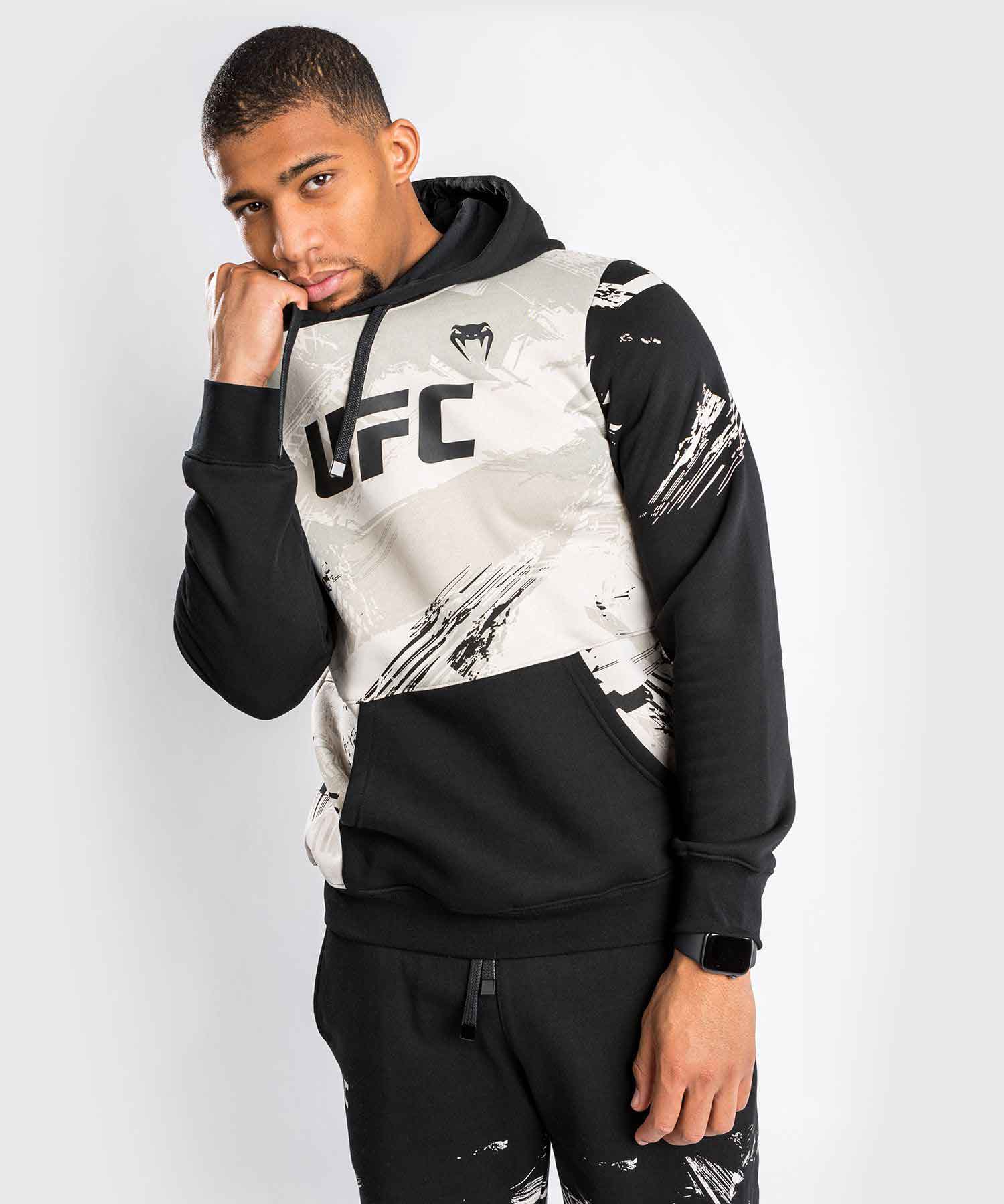 VENUM／ヴェナム　パーカー（フーディー）　　UFC×VENUM AUTHENTIC FIGHT WEEK MEN’S 2.0 PULLOVER HOODIE／UFC×VENUM オーセンティック ファイトウィーク メンズ 2.0 プルオーバー フーディー（サンド／黒）