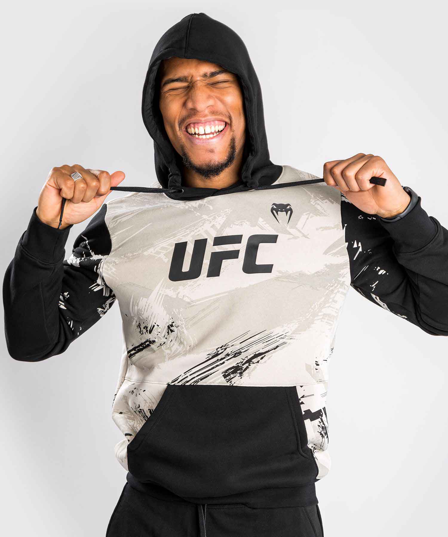 VENUM／ヴェナム　パーカー（フーディー）　　UFC×VENUM AUTHENTIC FIGHT WEEK MEN’S 2.0 PULLOVER HOODIE／UFC×VENUM オーセンティック ファイトウィーク メンズ 2.0 プルオーバー フーディー（サンド／黒）