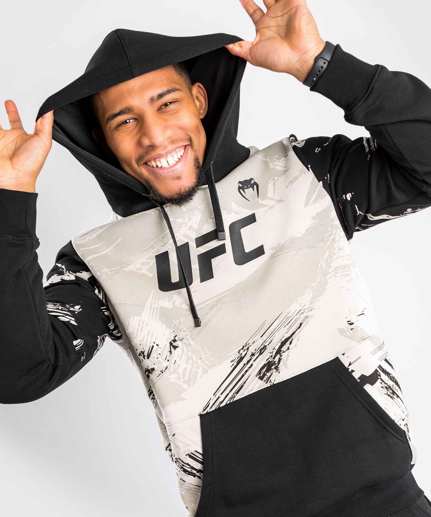 VENUM／ヴェナム　パーカー（フーディー）　　UFC×VENUM AUTHENTIC FIGHT WEEK MEN’S 2.0 PULLOVER HOODIE／UFC×VENUM オーセンティック ファイトウィーク メンズ 2.0 プルオーバー フーディー（サンド／黒）