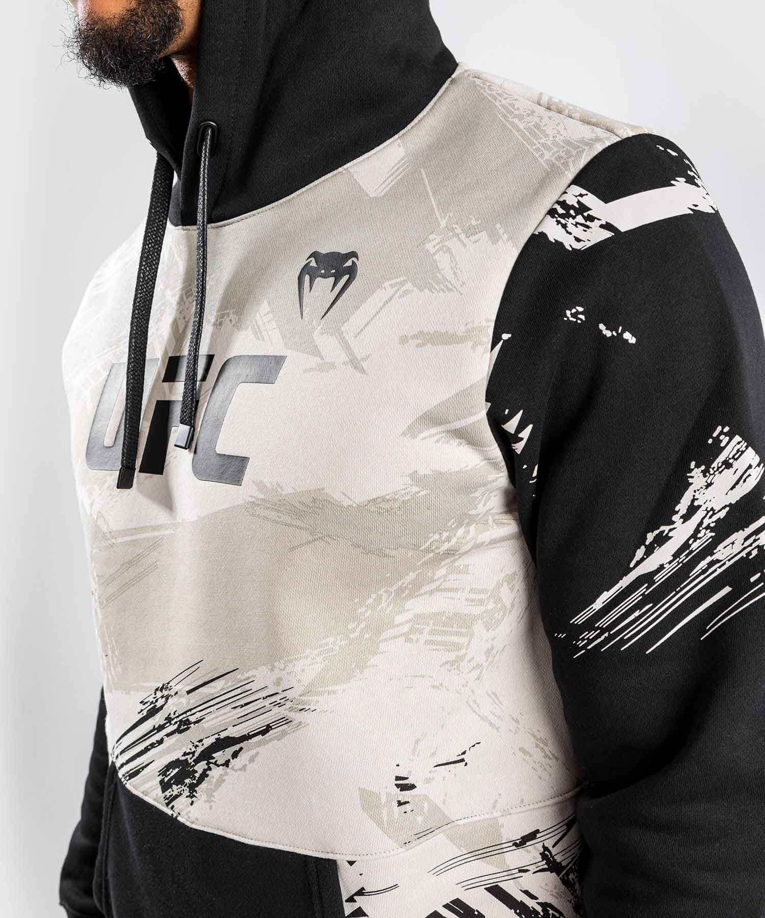 VENUM／ヴェナム　パーカー（フーディー）　　UFC×VENUM AUTHENTIC FIGHT WEEK MEN’S 2.0 PULLOVER HOODIE／UFC×VENUM オーセンティック ファイトウィーク メンズ 2.0 プルオーバー フーディー（サンド／黒）