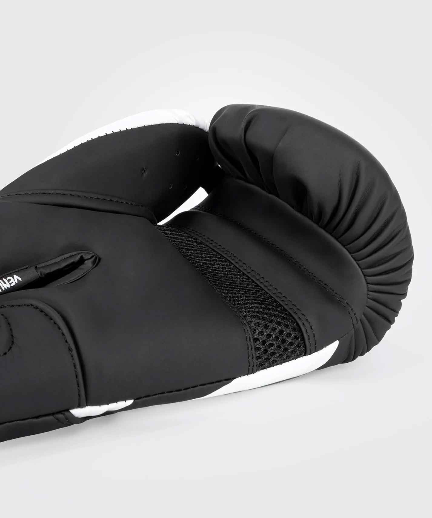 VENUM／ヴェナム　ボクシンググローブ　　Challenger 4.0 Boxing Gloves／チャレンジャー4.0 ボクシンググローブ（黒／白）
