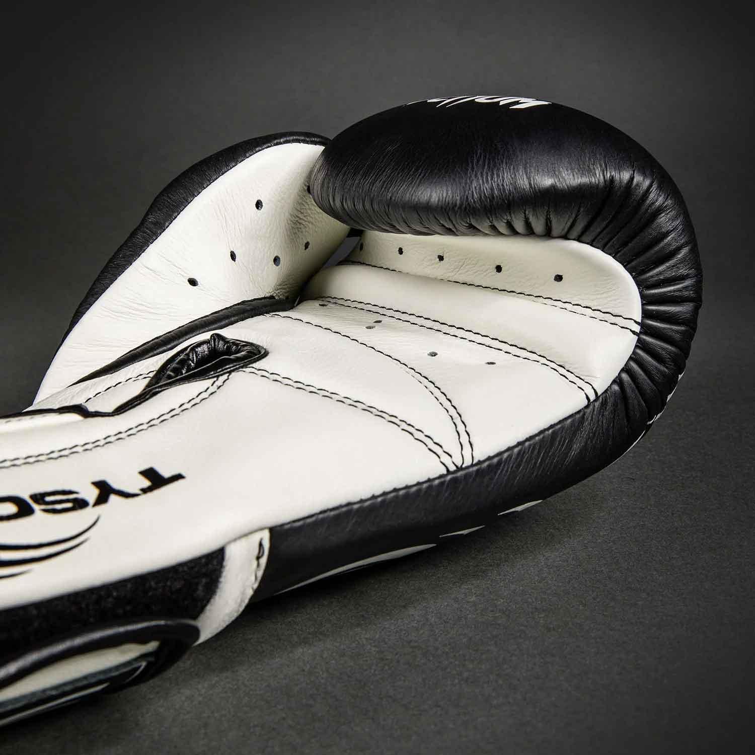 VENUM／ヴェナム　ボクシンググローブ　　Giant 2.0 Mike Tyson Pro Boxing Gloves／ジャイアント 2.0 マイク・タイソン プロ ボクシンググローブ