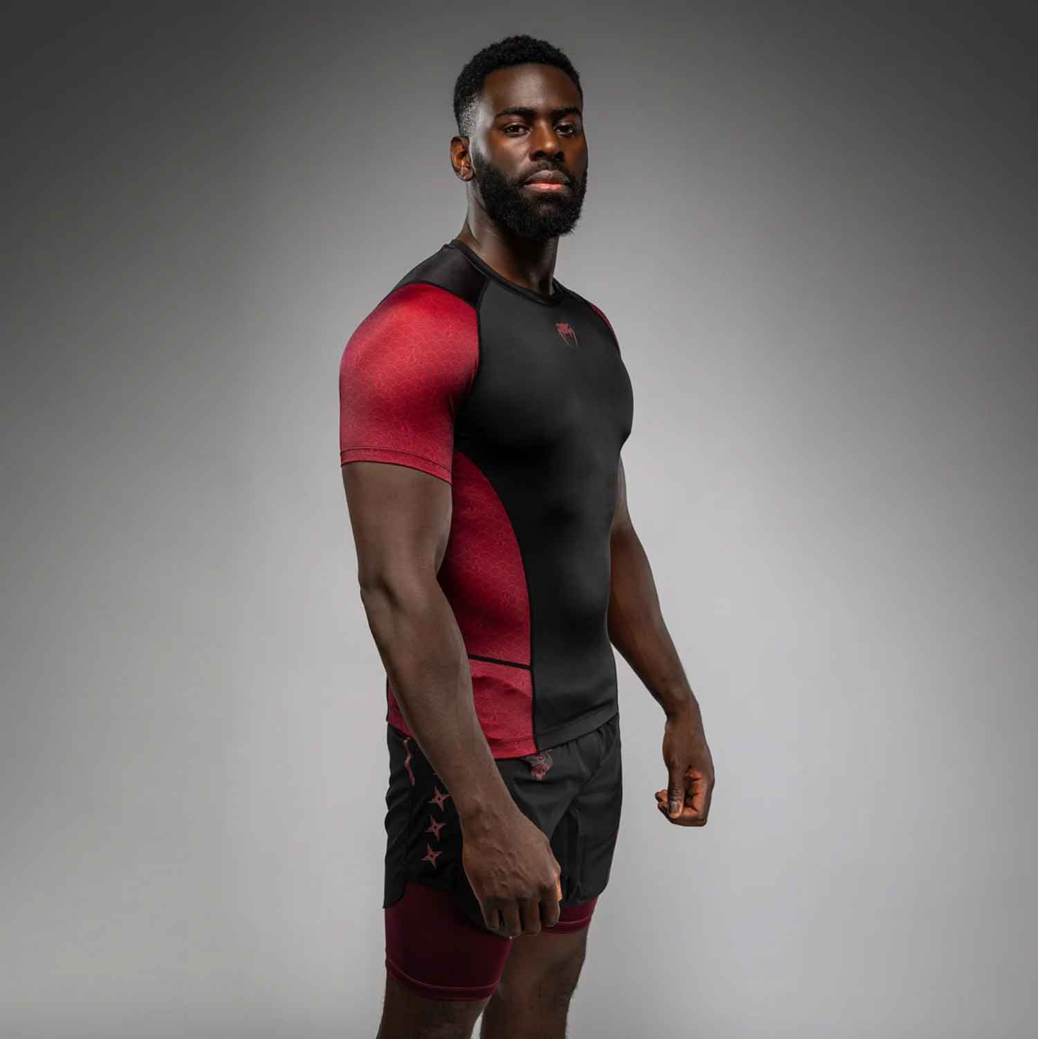 VENUM／ヴェナム　ラッシュガード　　Venum x Assassin’s Creed Shadows Men’s Short Sleeve Rashguard／ヴェナム×アサシンクリード シャドウズ メンズ ショートスリーブ ラッシュガード（黒／バーガンディ）