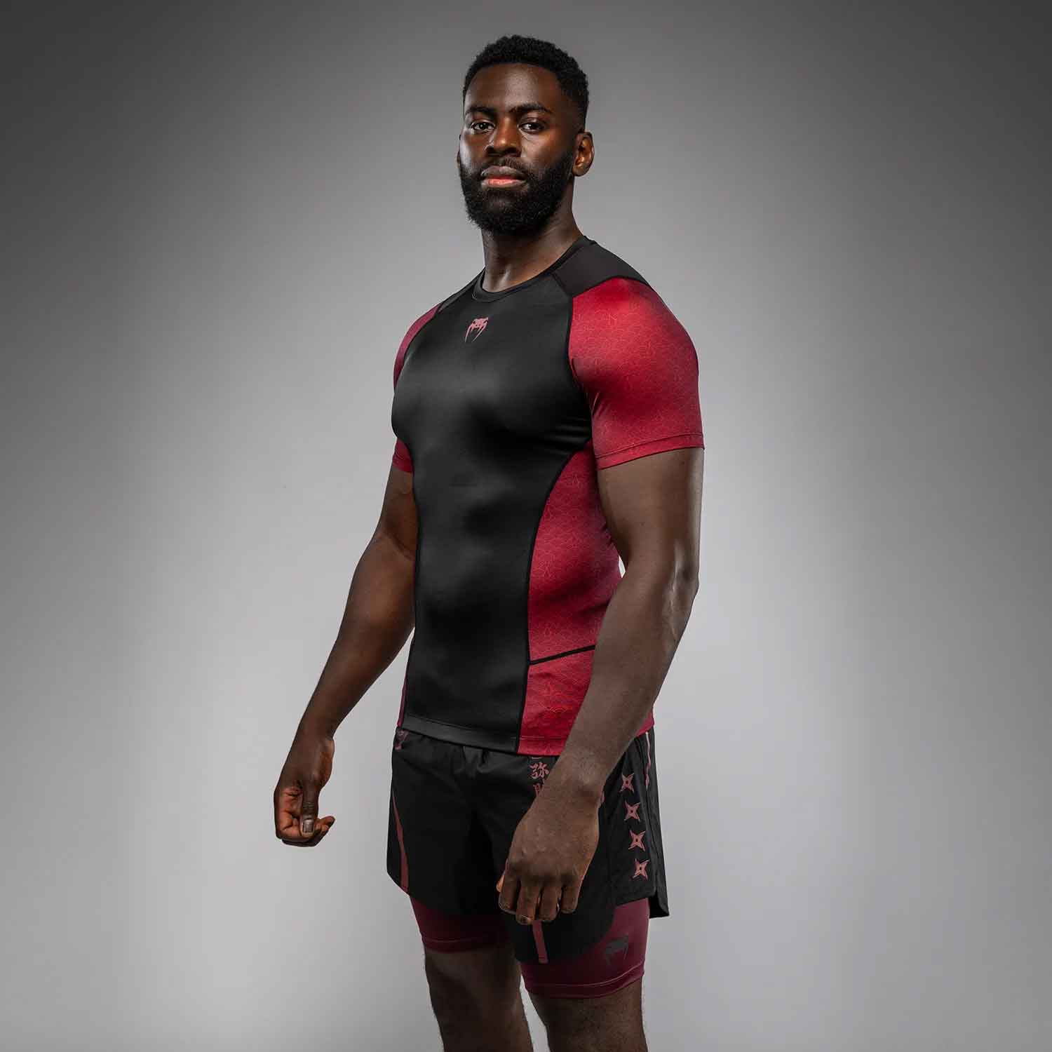 VENUM／ヴェナム　ラッシュガード　　Venum x Assassin’s Creed Shadows Men’s Short Sleeve Rashguard／ヴェナム×アサシンクリード シャドウズ メンズ ショートスリーブ ラッシュガード（黒／バーガンディ）
