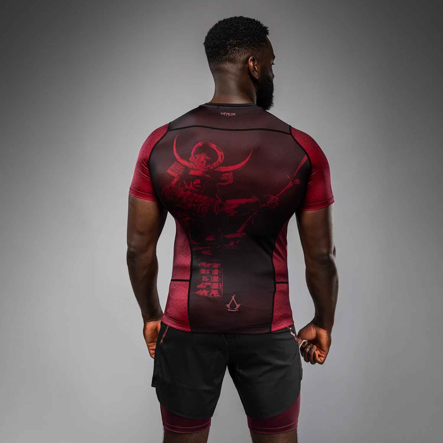 VENUM／ヴェナム　ラッシュガード　　Venum x Assassin’s Creed Shadows Men’s Short Sleeve Rashguard／ヴェナム×アサシンクリード シャドウズ メンズ ショートスリーブ ラッシュガード（黒／バーガンディ）