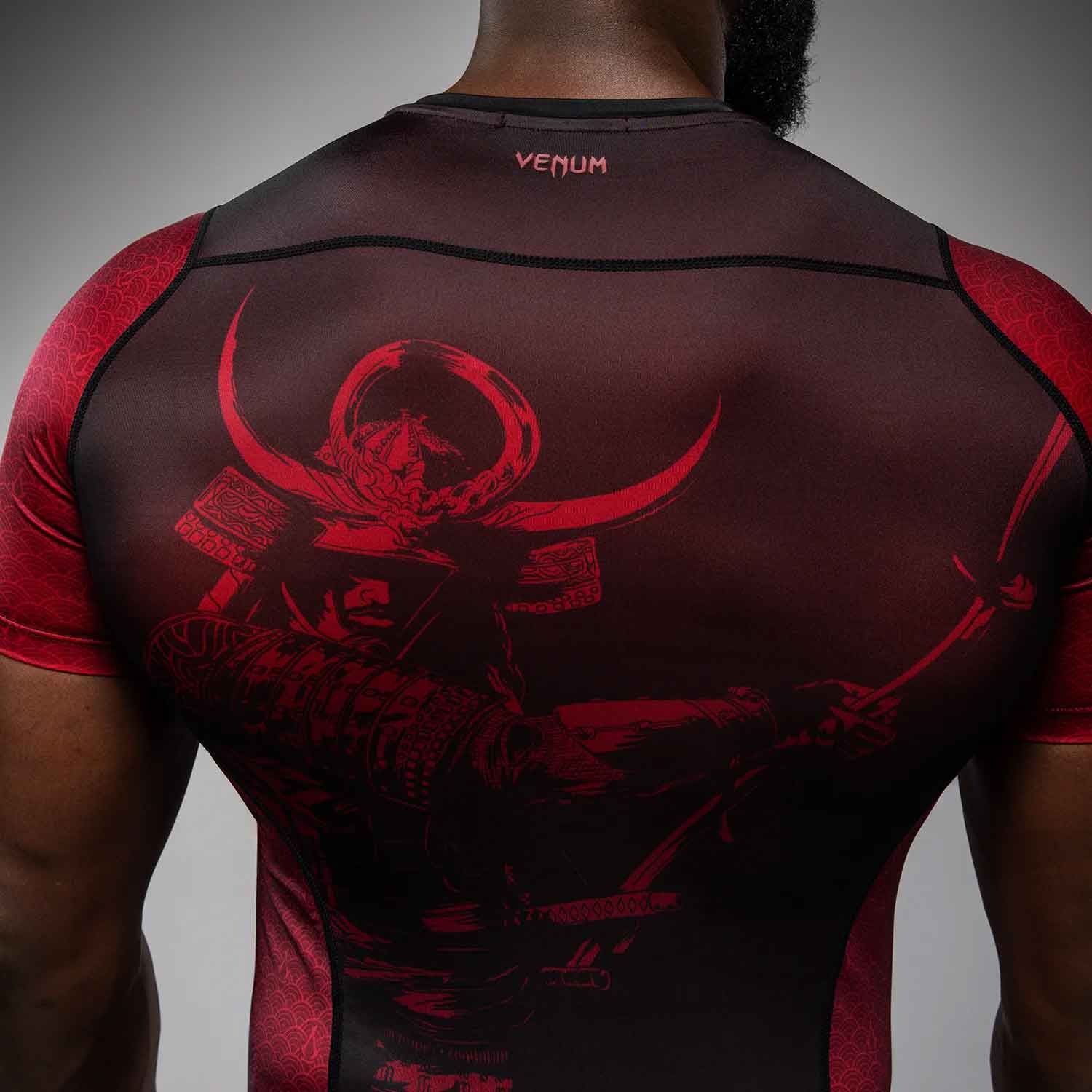 VENUM／ヴェナム　ラッシュガード　　Venum x Assassin’s Creed Shadows Men’s Short Sleeve Rashguard／ヴェナム×アサシンクリード シャドウズ メンズ ショートスリーブ ラッシュガード（黒／バーガンディ）