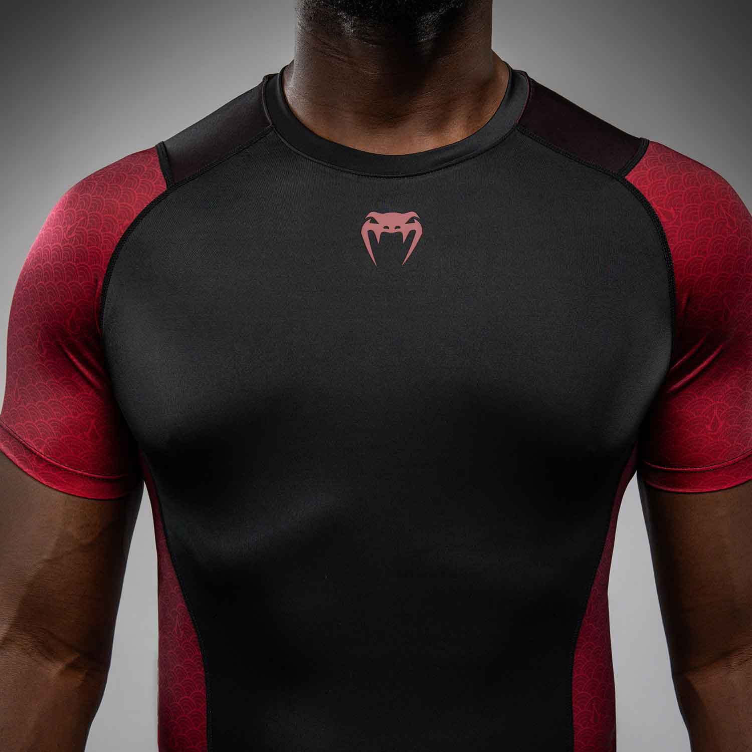 VENUM／ヴェナム　ラッシュガード　　Venum x Assassin’s Creed Shadows Men’s Short Sleeve Rashguard／ヴェナム×アサシンクリード シャドウズ メンズ ショートスリーブ ラッシュガード（黒／バーガンディ）