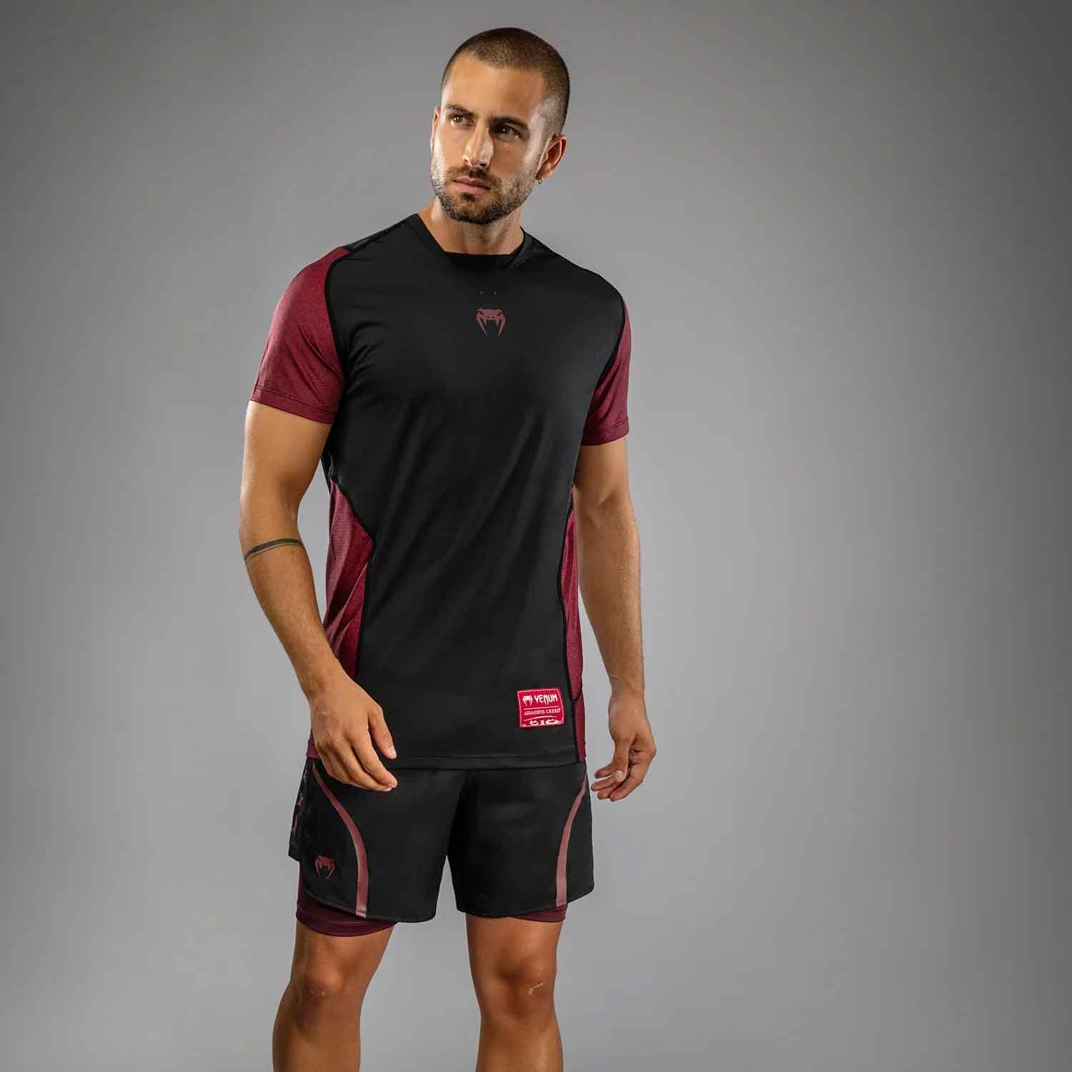 VENUM／ヴェナム　Tシャツ　　Venum x Assassin’s Creed Shadows Men’s Dry-Tech T-Shirt／ヴェナム×アサシンクリード シャドウズ メンズ ドライテックTシャツ（黒／バーガンディ）